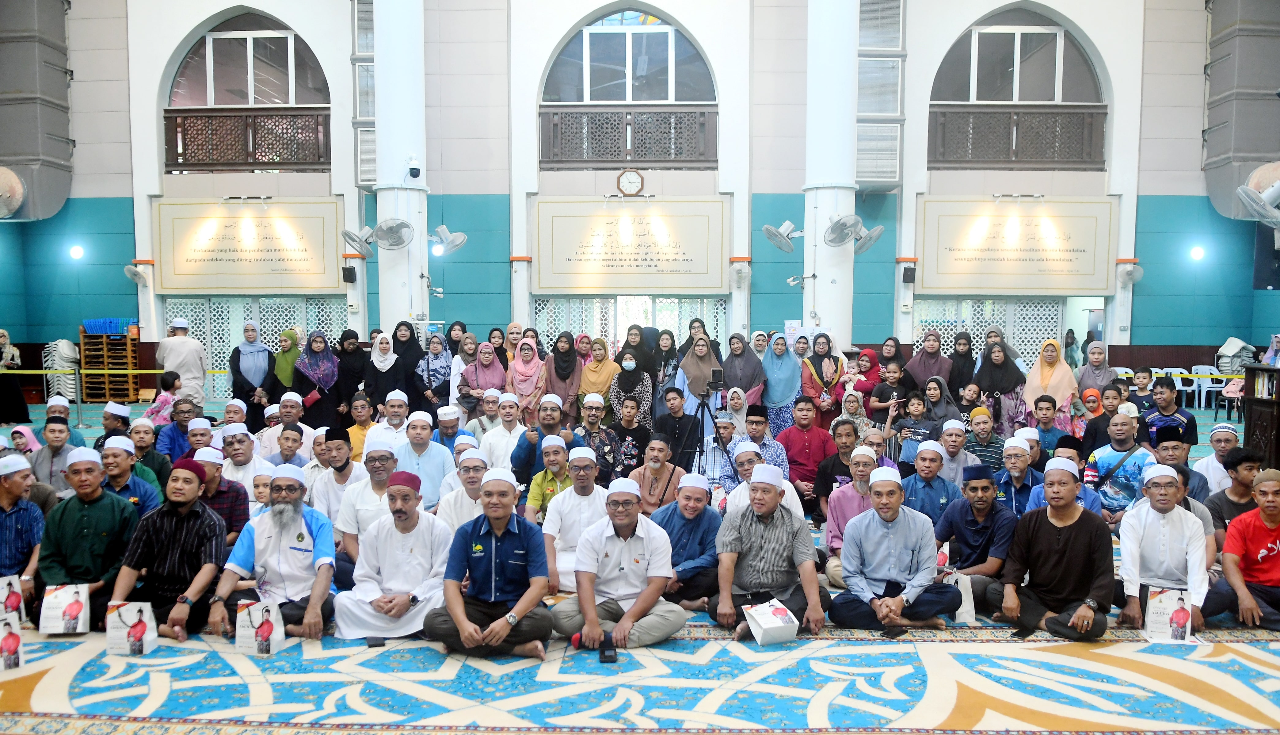 Lebih 200 asnaf, anak yatim terima bantuan raya kariah masjid