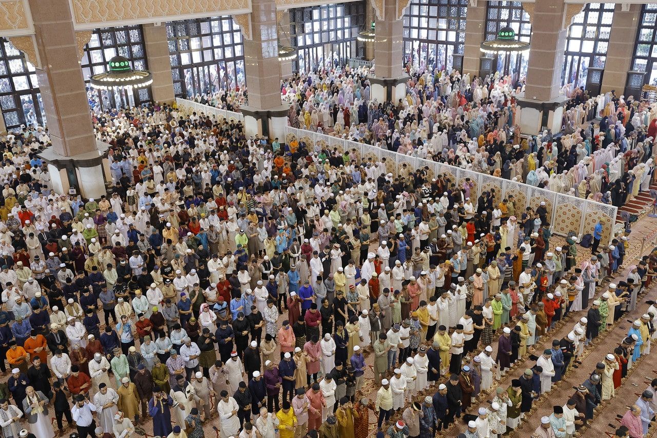 Muslims nationwide start Aidilfitri celebrations with prayers
