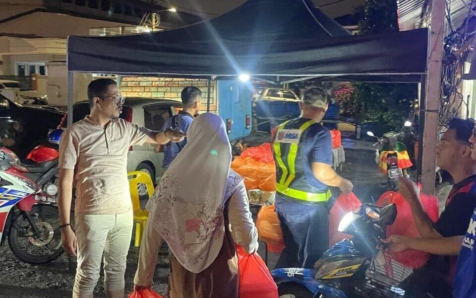 哥打白沙罗区州议员 为灾民提供食物等援助