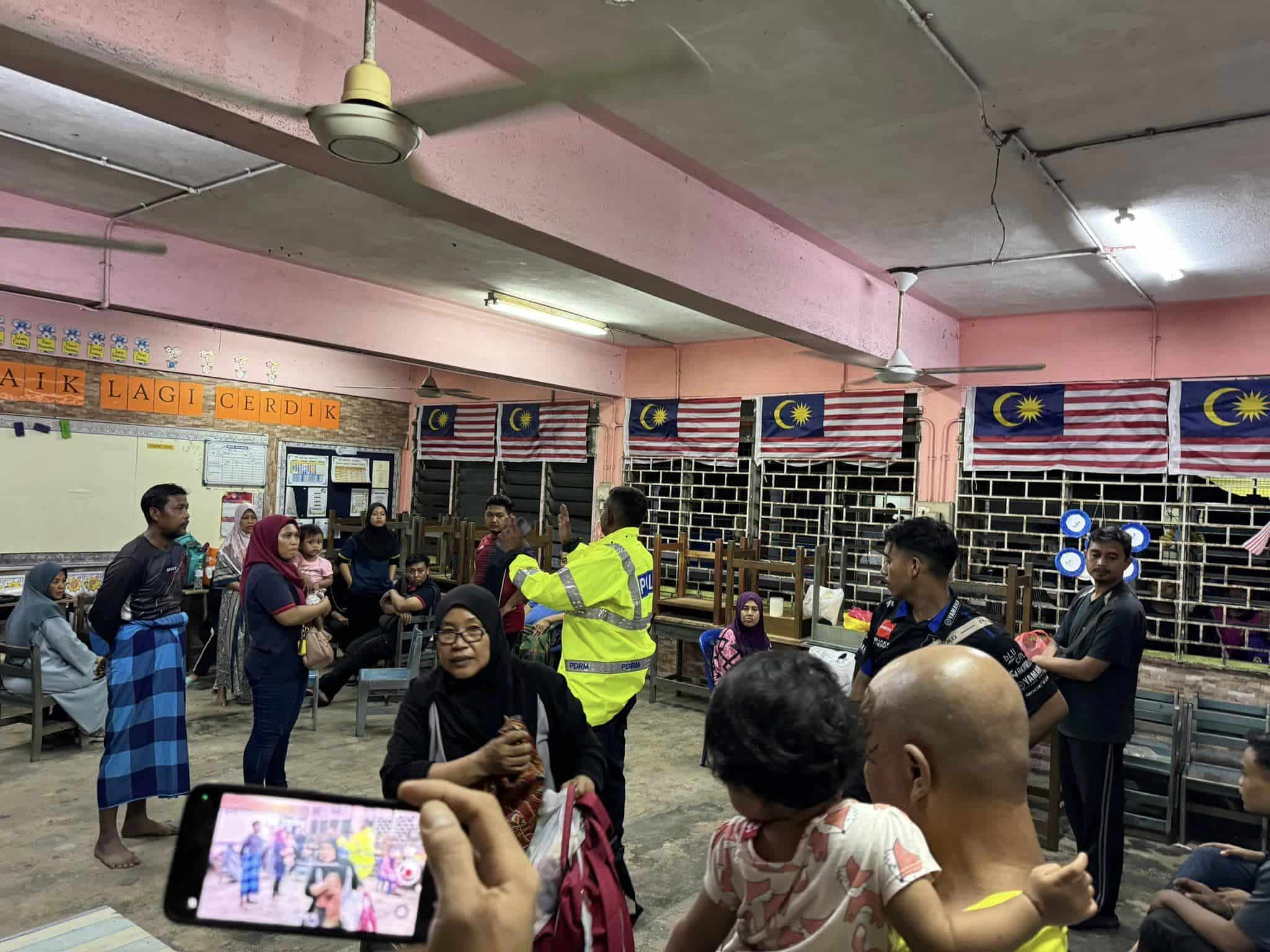 Lebih 100 penduduk Kampung Melayu Subang, Kampung Kubu Gajah terjejas banjir kilat