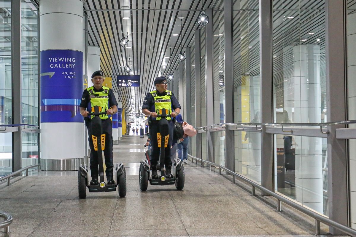 KLIA两机场警队获电动滑板车  雪大臣：加强巡逻提高民众信心