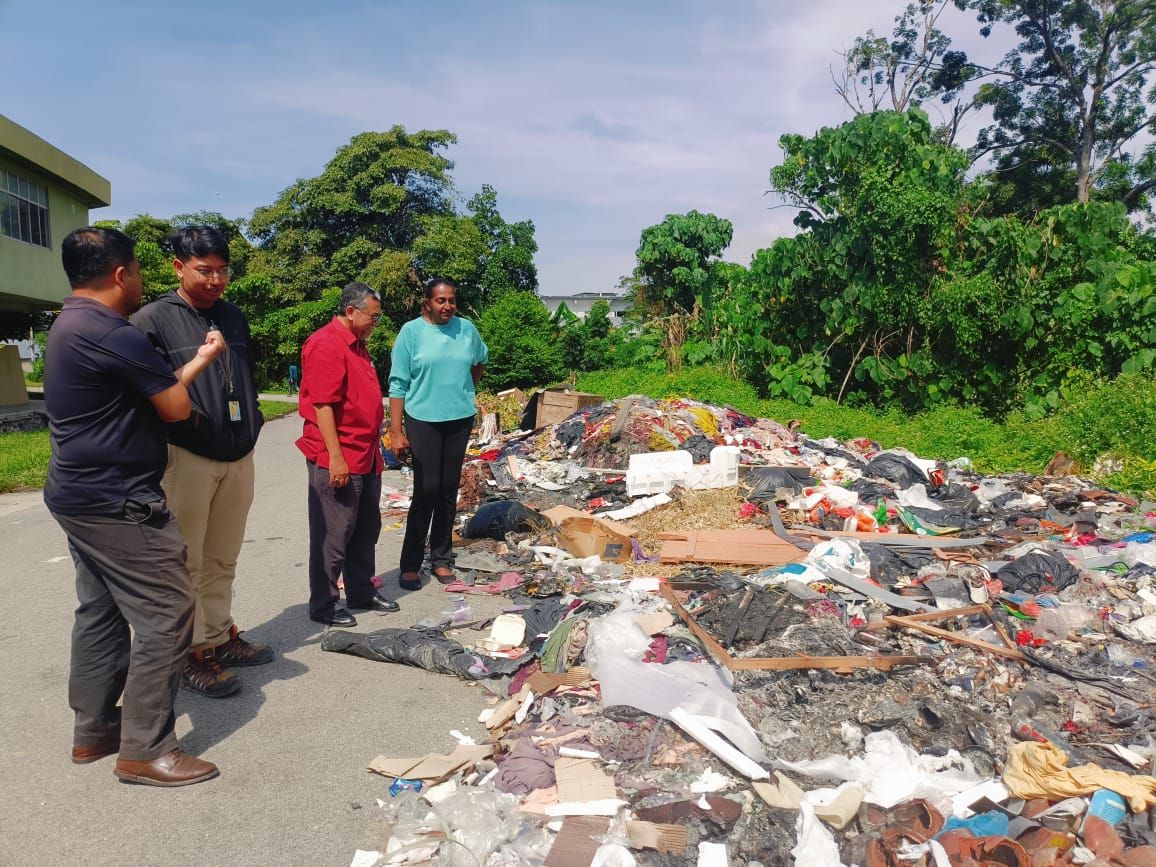 工艺城美嘉工业区垃圾堆满路  加影市会与KDEB合力清理