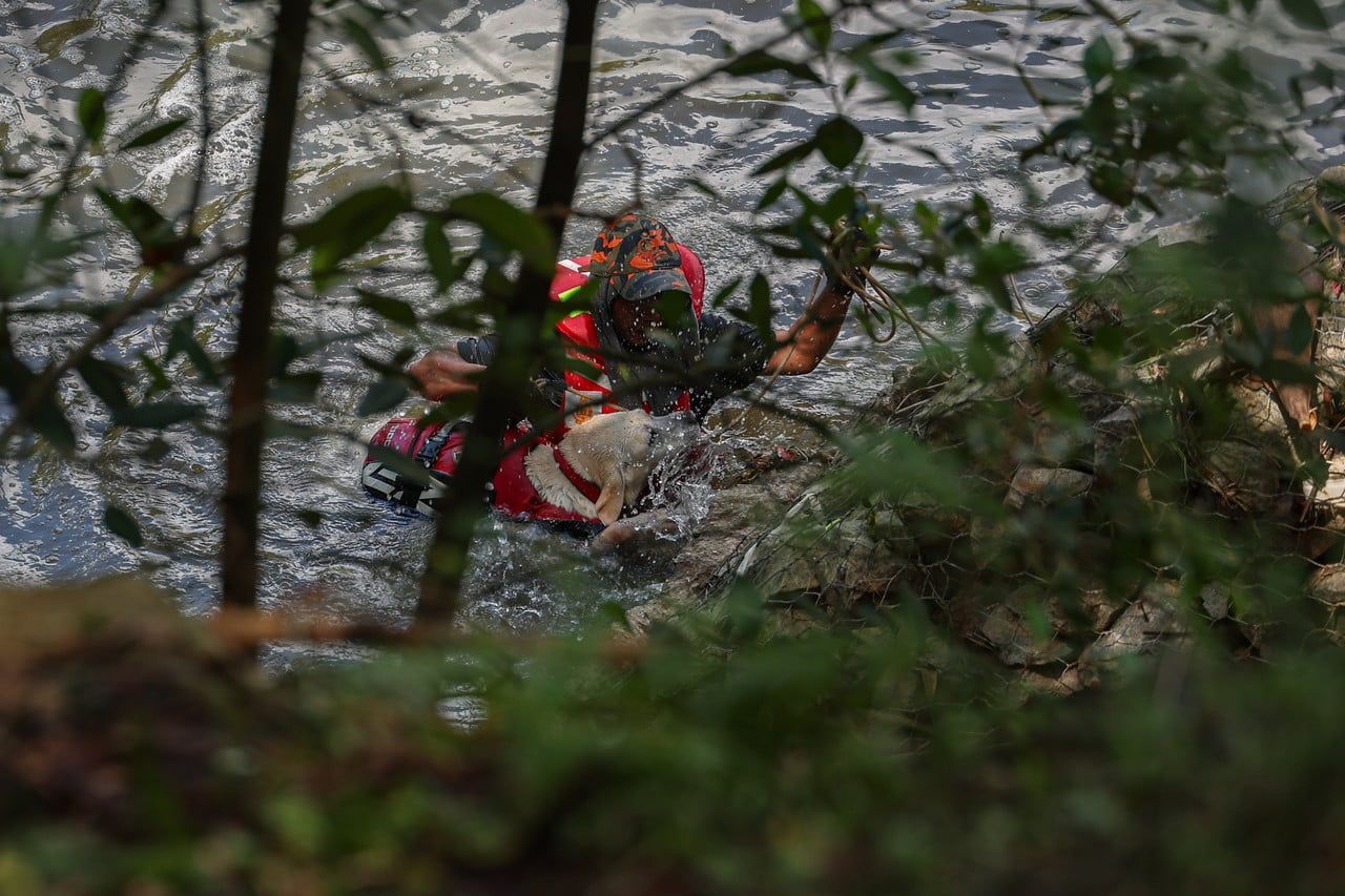 一家五口捕鱼被山洪冲入河  搜救队今午寻获母亲尸体