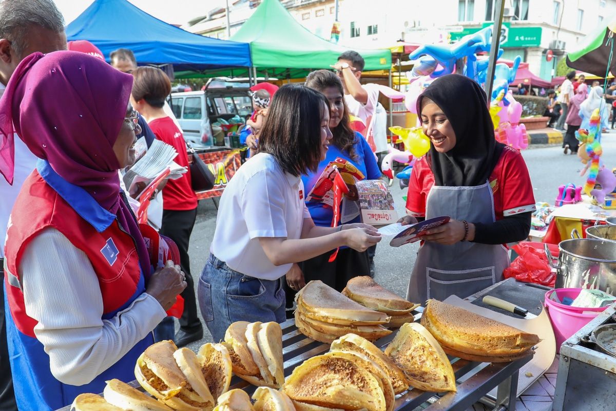 【新古毛补选】选民开明见面三分亲 彭小桃与对手文明拜票