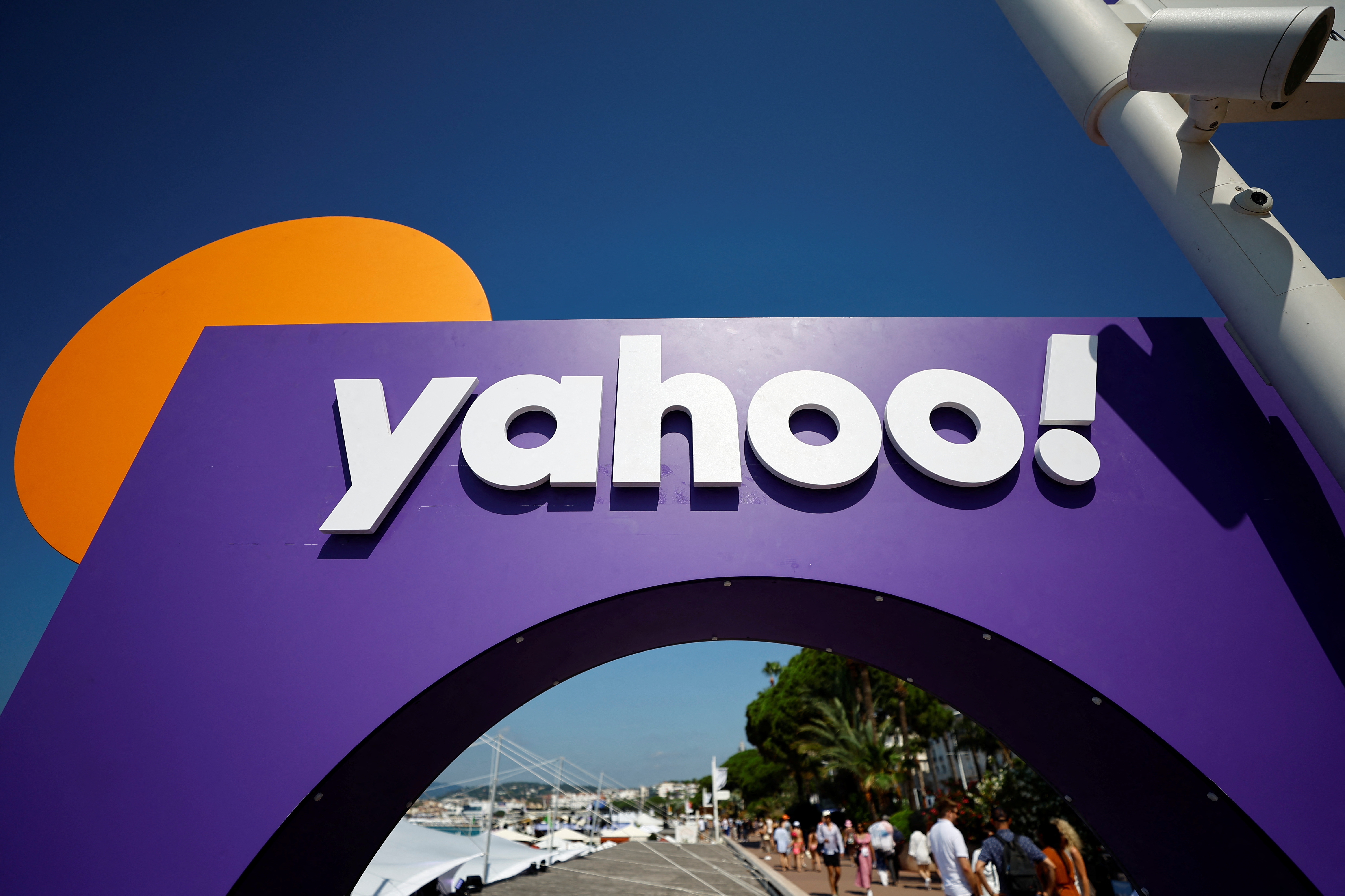 Yahoo acquires AI-driven news aggregator app Artifact