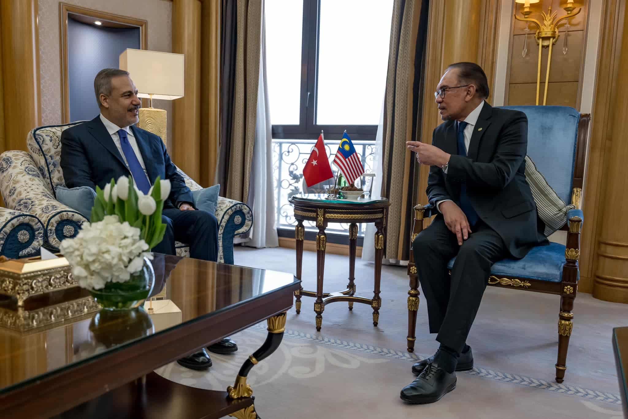 PM Anwar meets Pakistani counterpart, Turkiye Foreign Minister