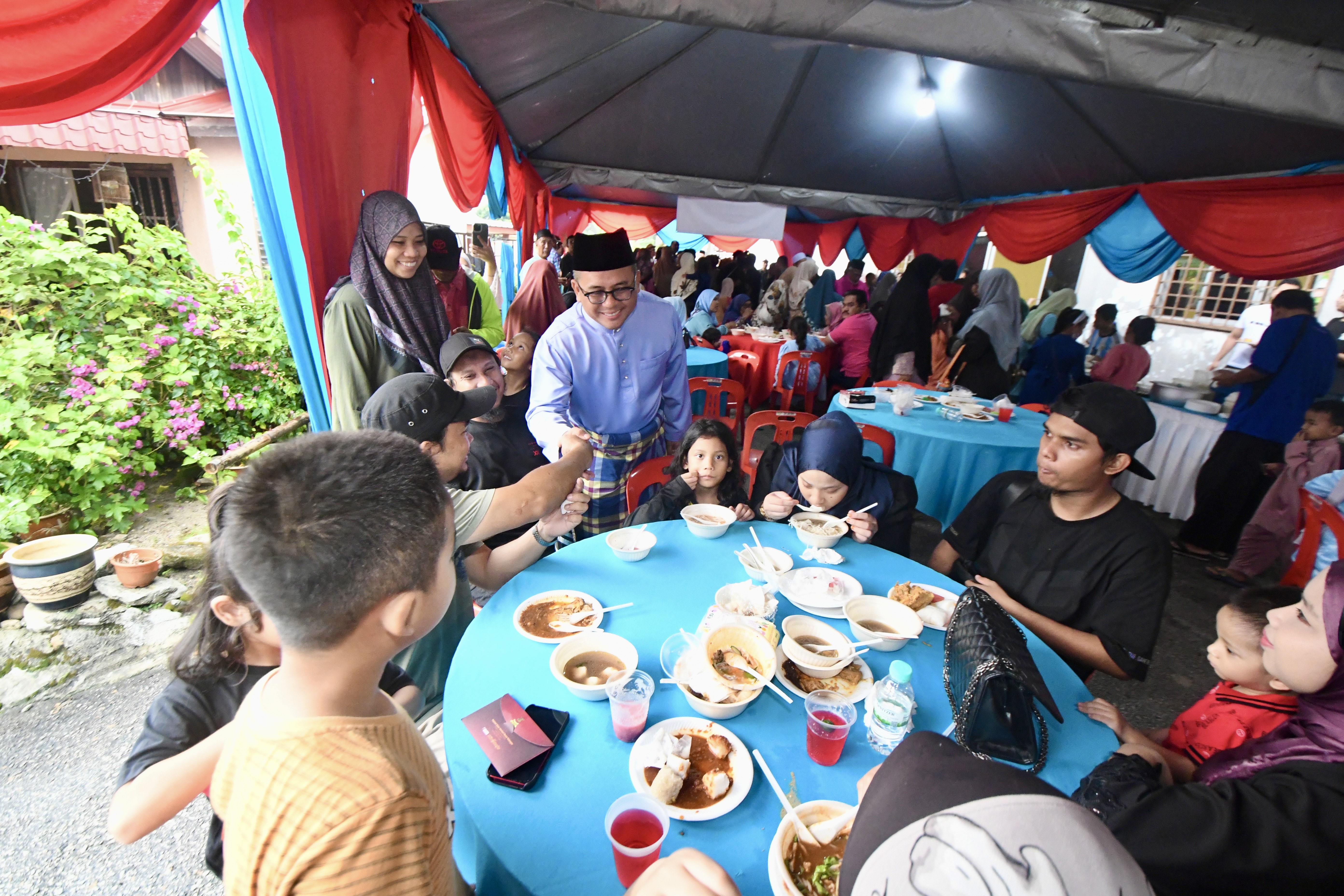 MB continues Aidilfitri visitation tradition, impressed with people's togetherness