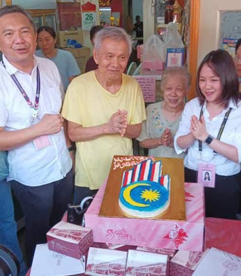 ஒற்றுமை அரசின் வேட்பாளருக்கு மக்களின் பிறந்தநாள்  கேக்