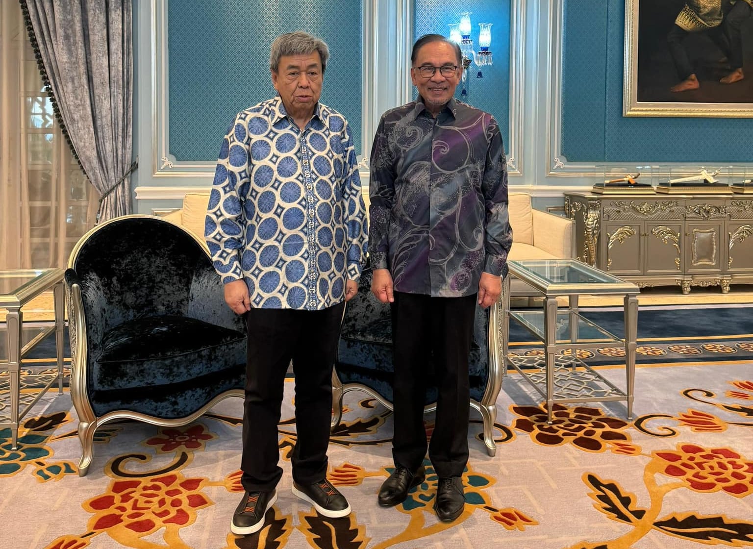 Selangor Sultan meets with PM Anwar at Seri Perdana