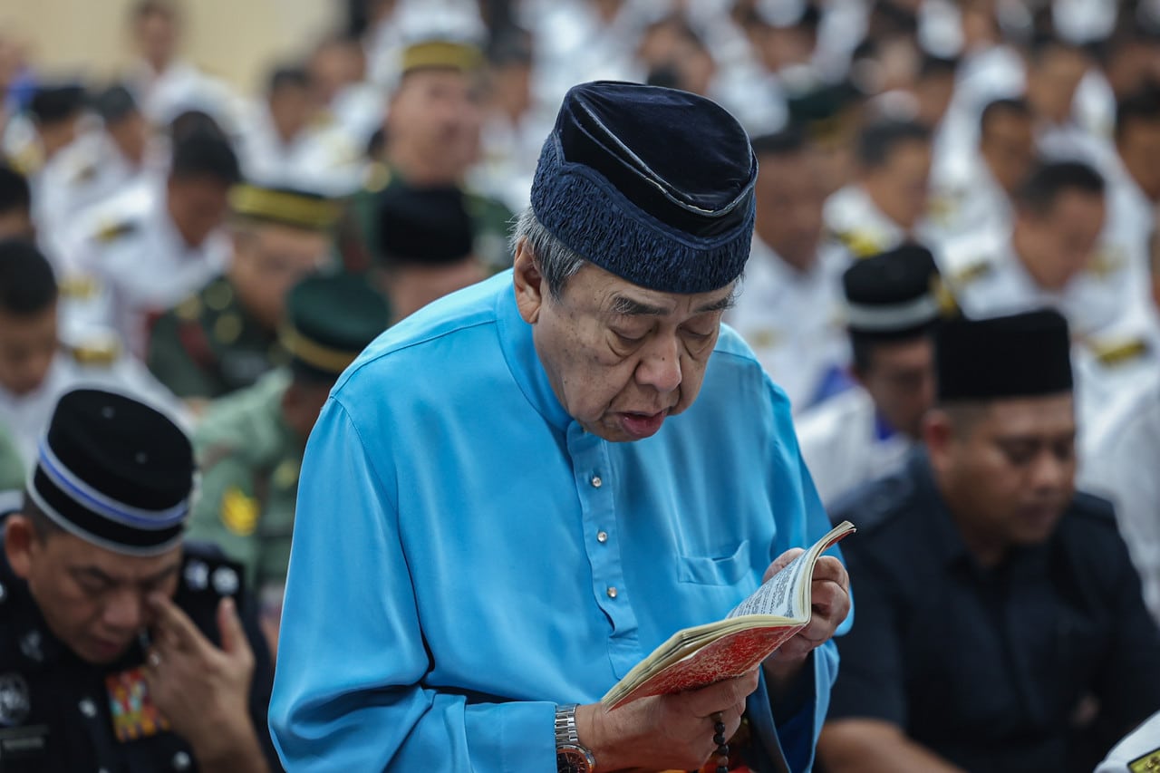 Sultan Selangor berangkat ke majlis tahlil di pangkalan TLDM Lumut