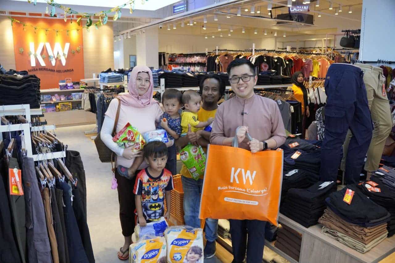 蔡伟杰为贫困家庭孩子 买新衣迎庆开斋节