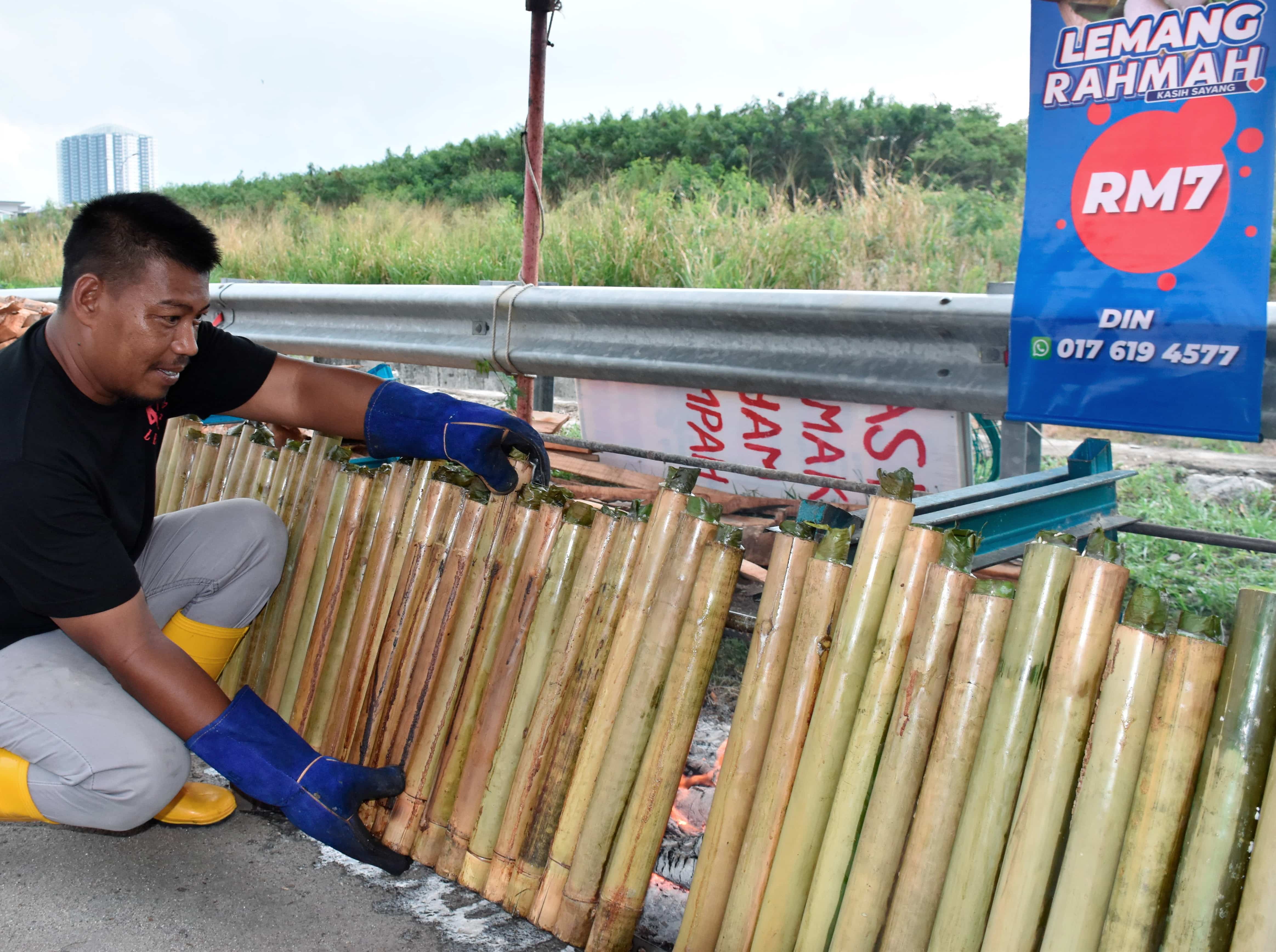 Niat kongsi rezeki, peniaga jual lemang RM7 sebatang