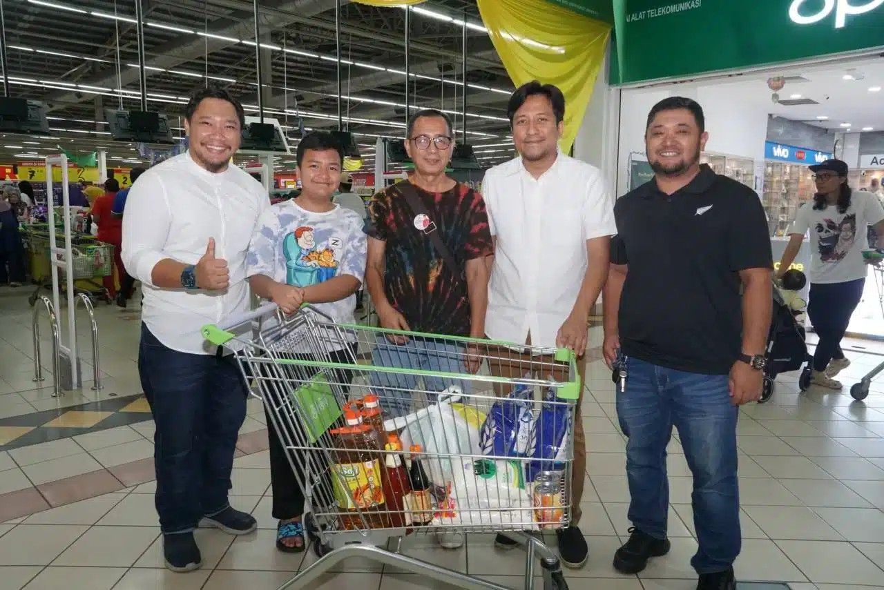 குறைந்த வருமானம் கொண்ட மொத்தம் 900 நபர்கள் ஜோம் ஷாப்பிங் வவுச்சர்களைப் பெற்றனர்