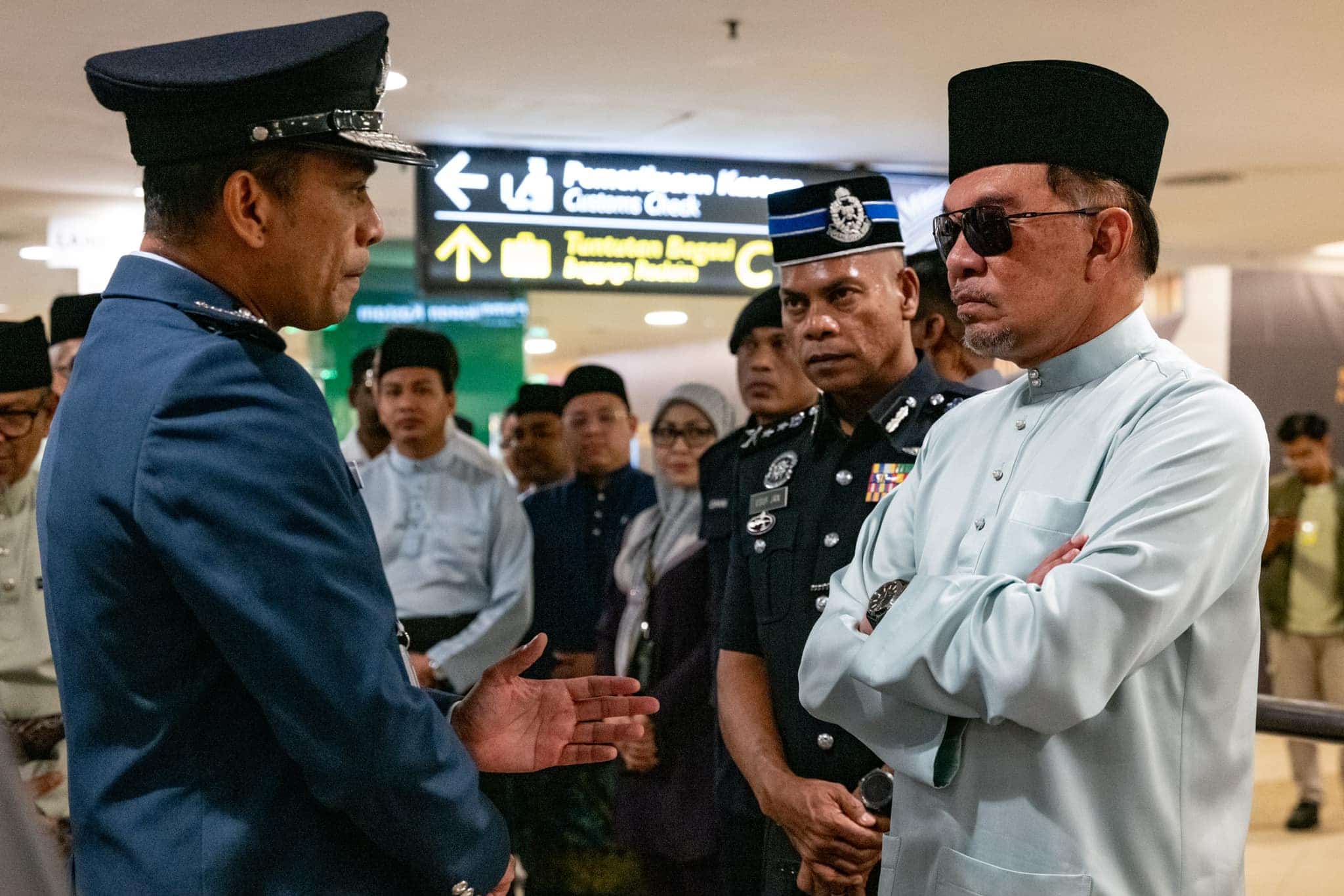 PM reminds customs, immigration personnel to service with integrity 