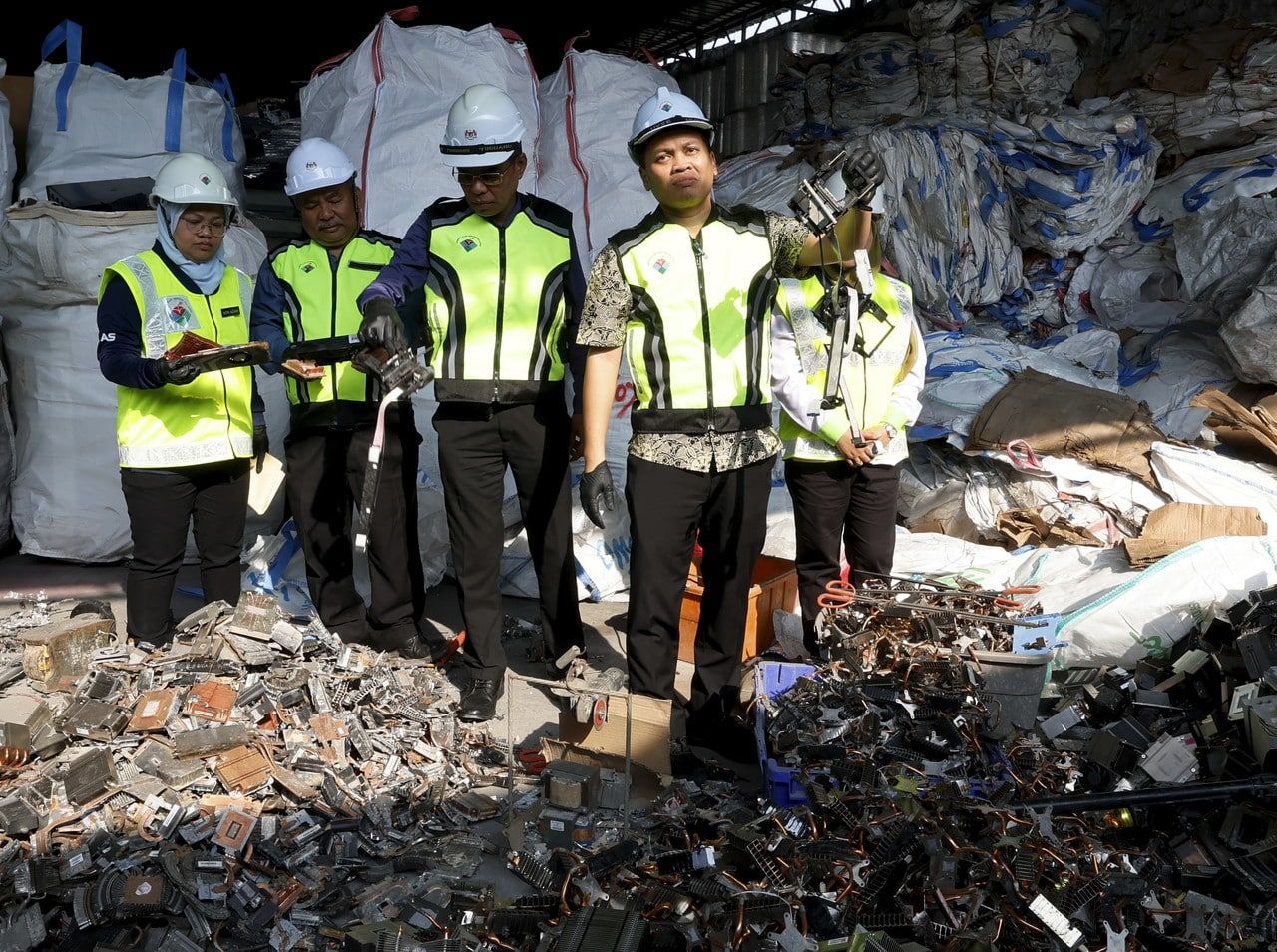 环境部内政部加强合作  严打电子废物处理活动