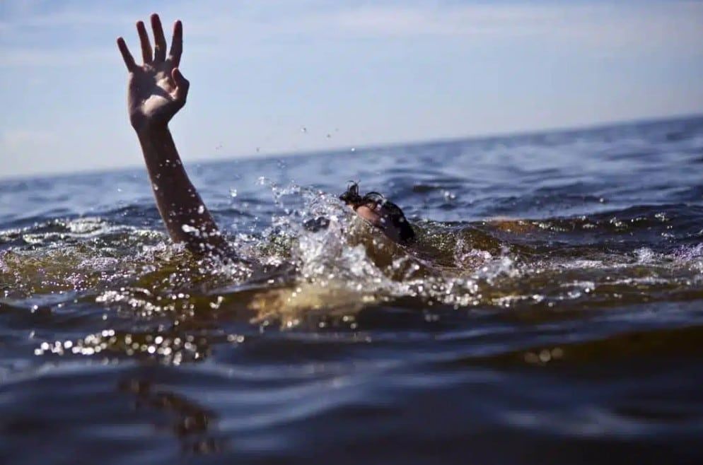 25岁青年海边戏水溺毙