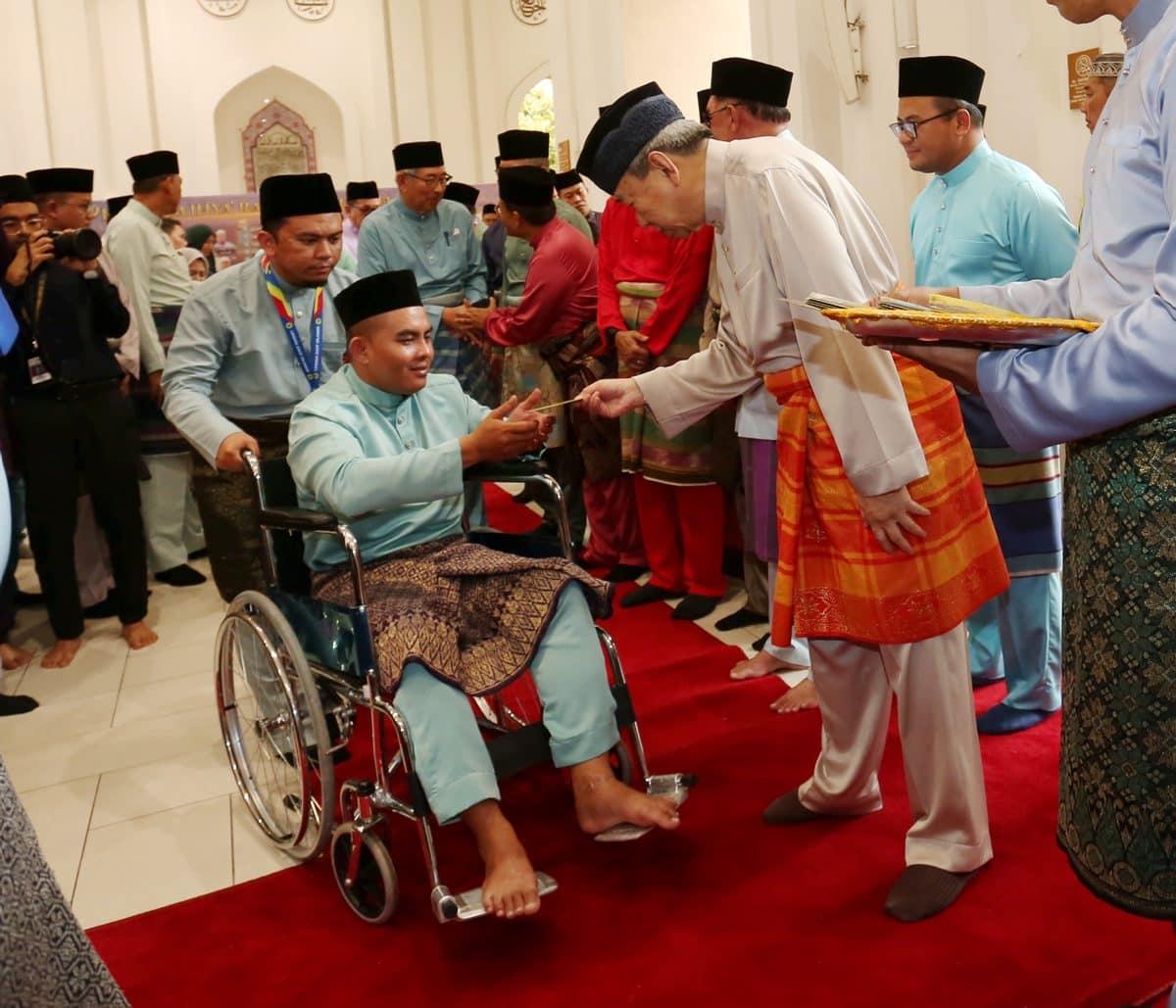 Sultan Selangor berbuka bersama rakyat, serah sumbangan kepada 489 asnaf