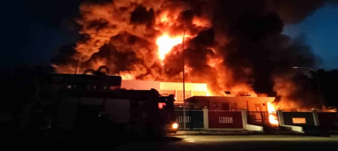 Kilang proses cat di Meru musnah terbakar