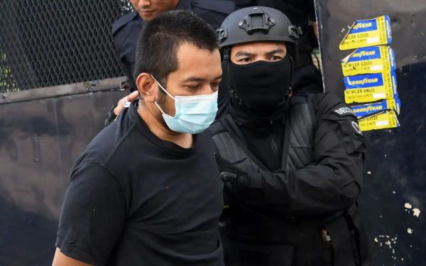 கே.எல்.ஐ.ஏ. துப்பாக்கிச் சூடு- மனைவியைக் கொல்ல முயன்றதாக ஆடவர் மீது குற்றச்சாட்டு