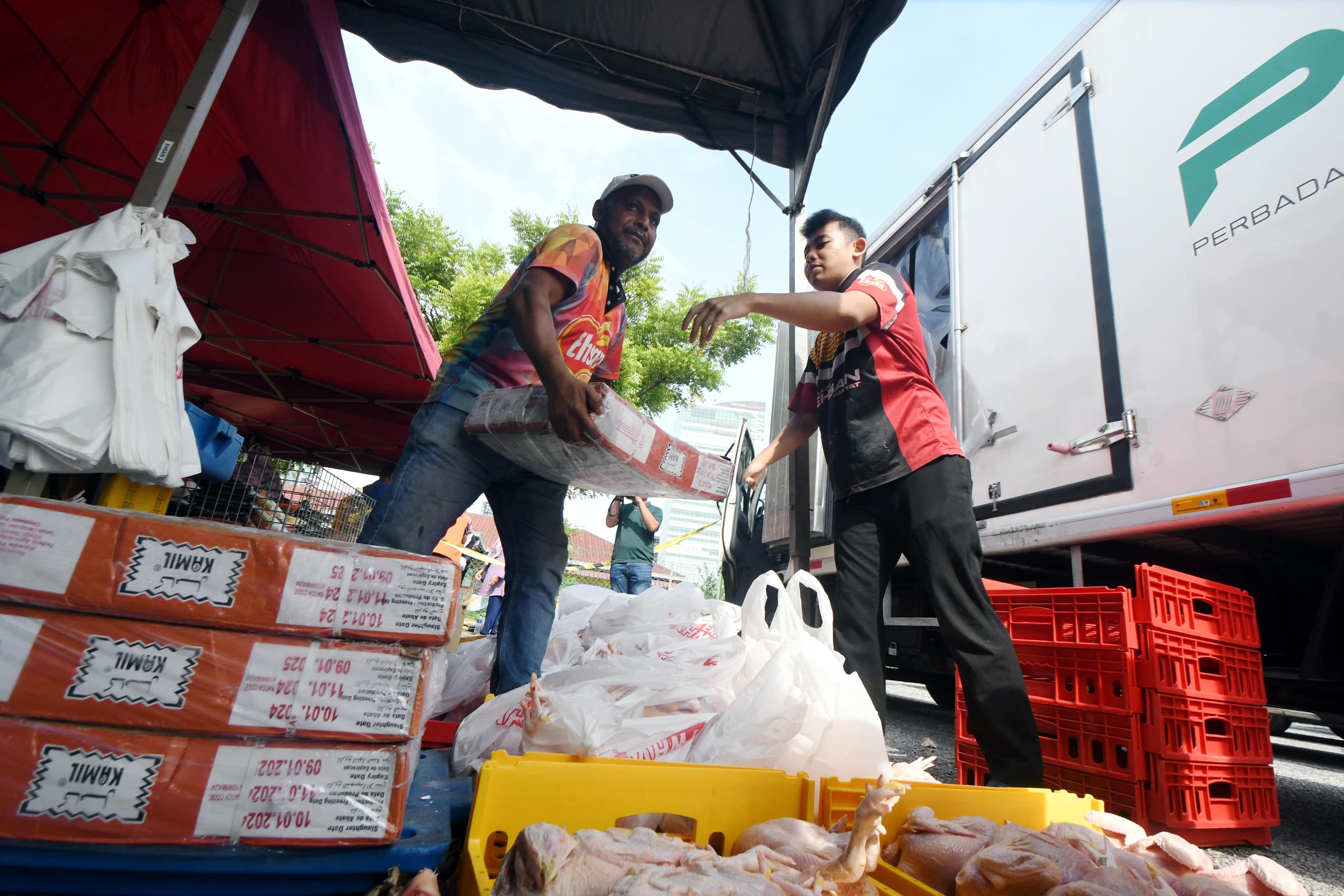 Ratusan serbu jualan murah Seri Setia, sukarelawan bantu penduduk