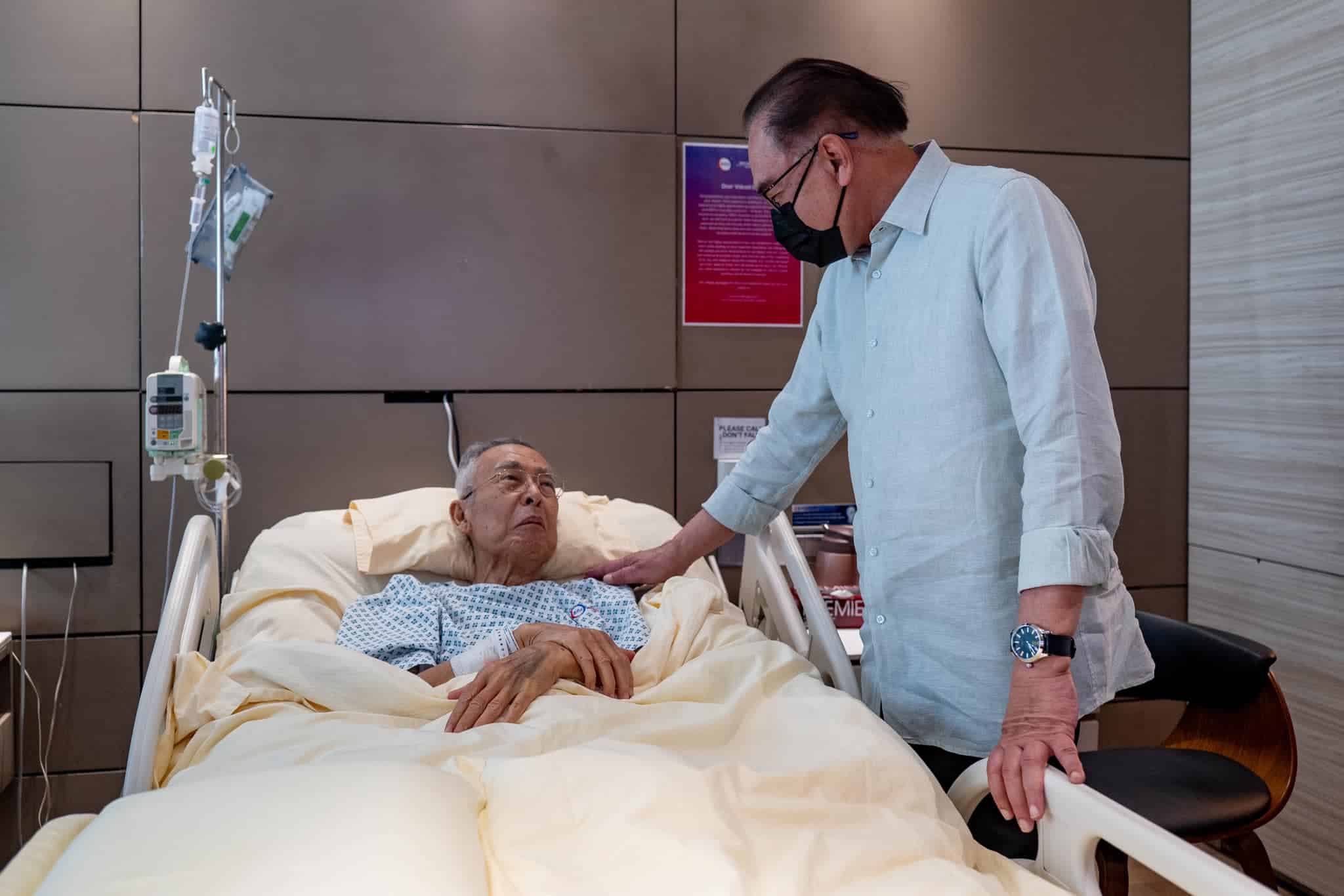 Ziarah bekas bendahari ABIM di Hospital, PM syukur Syed Ibrahim semakin baik