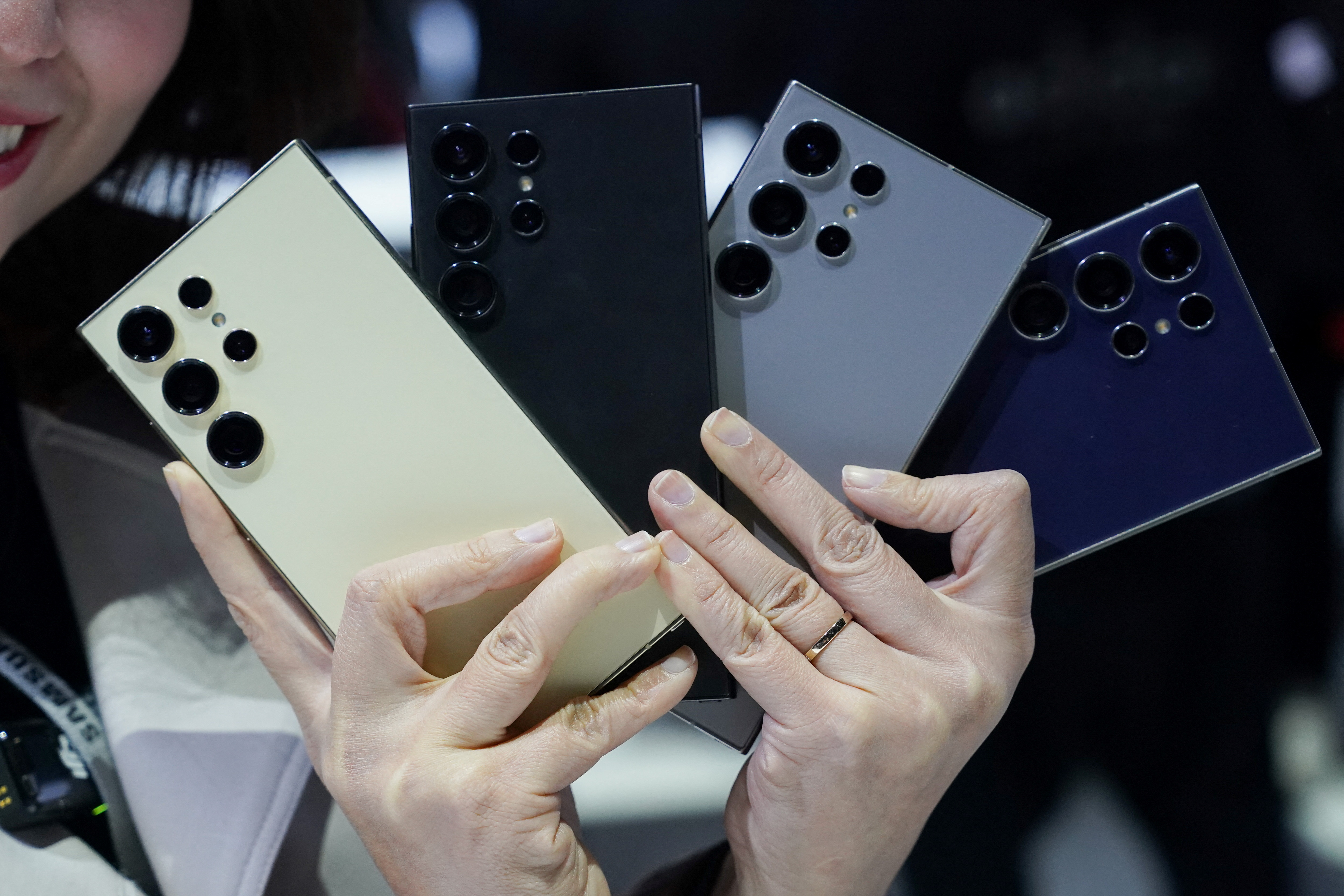 Apple loses top phonemaker spot to Samsung as iPhone shipments drop