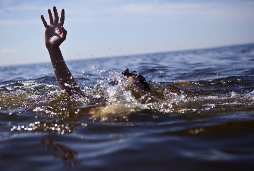 4人瀑布戏水遇山洪　酿1死1失踪悲剧