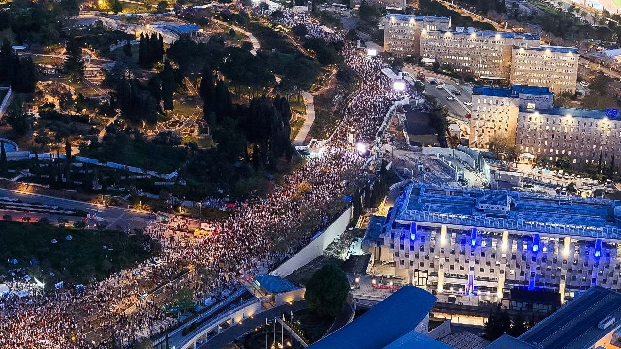 Tens of thousands rally against Netanyahu govt in Jerusalem