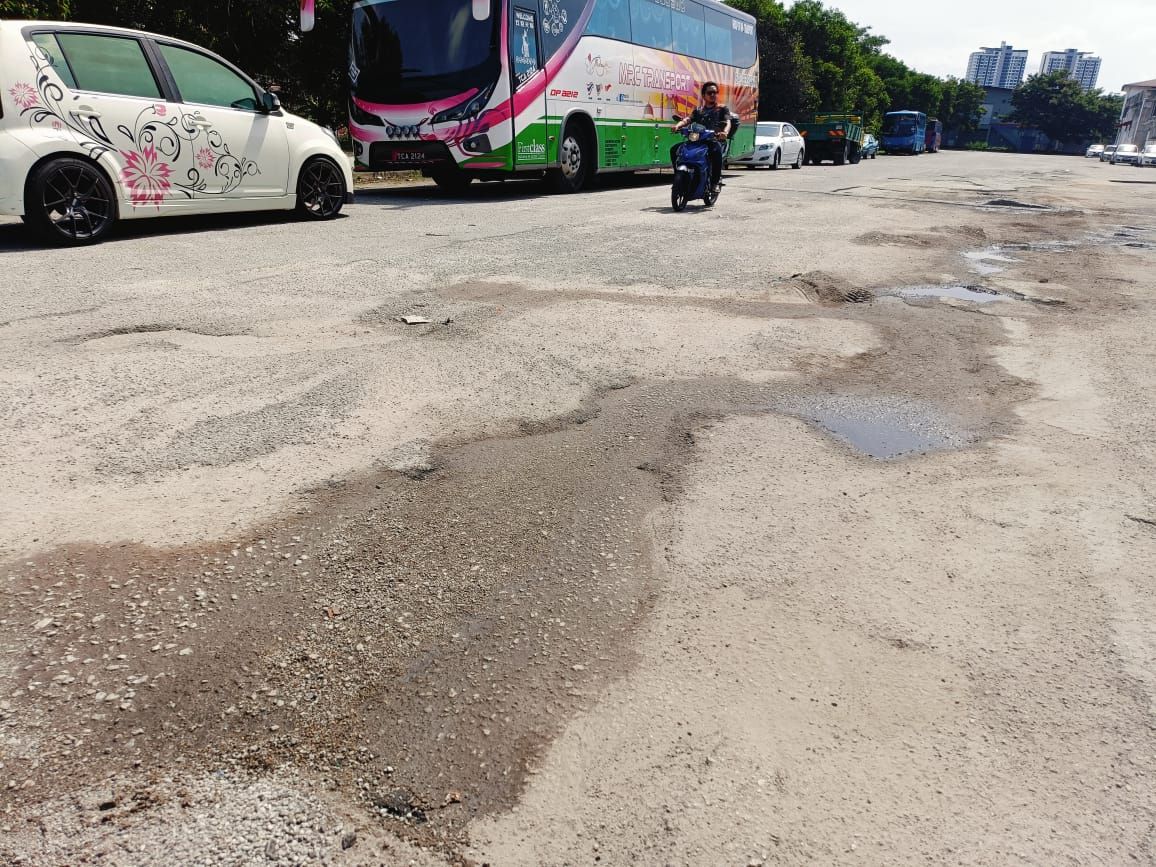 工艺城工业区P4/5路坑洞处处  加影市会即起补路保平安