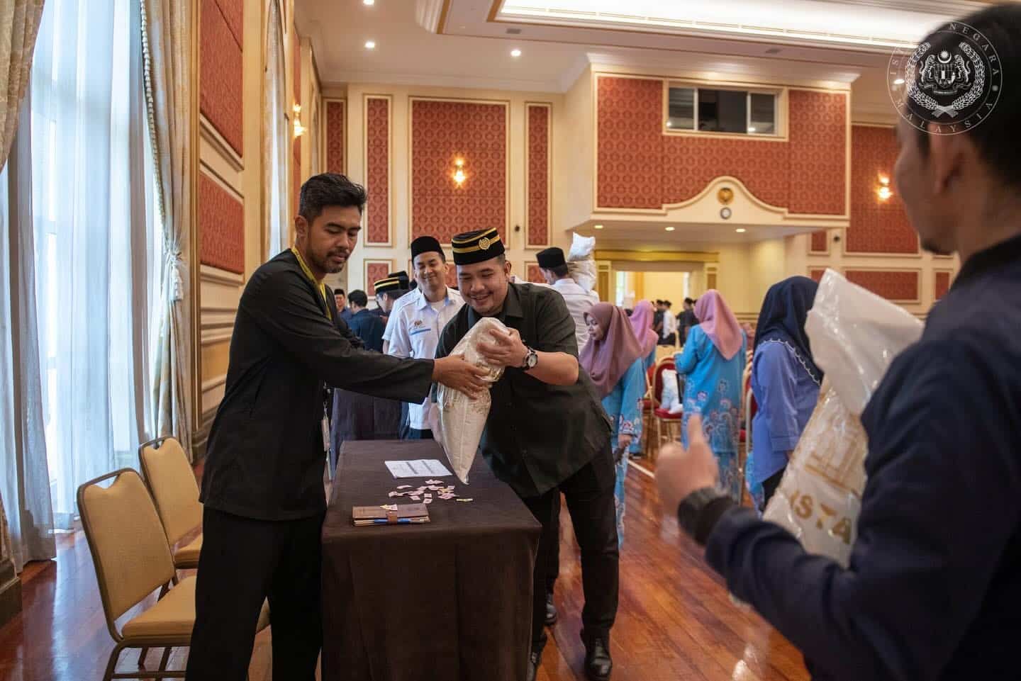 King donates 25,000 bags of rice to asnaf