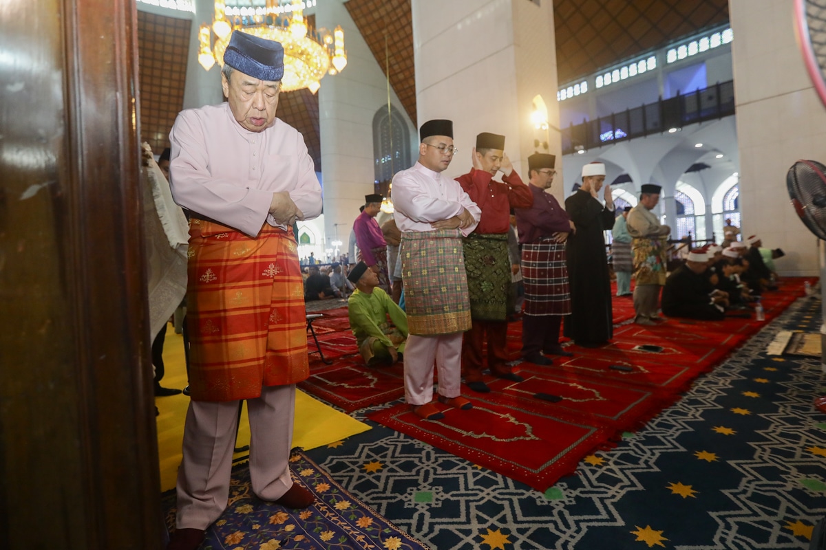 Selangor Sultan attends Aidilfitri prayers with 5,000 congregants
