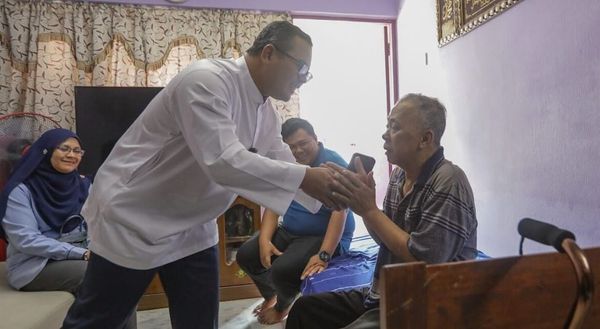 男子卖车凑钱付父亲手术费 孝心感动雪大臣捐助医药费