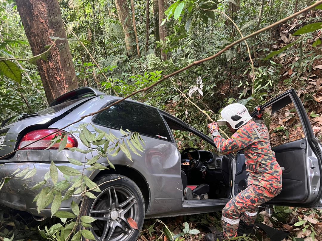 Lima sekeluarga nyaris maut kereta terjatuh gaung kira-kira 30 meter
