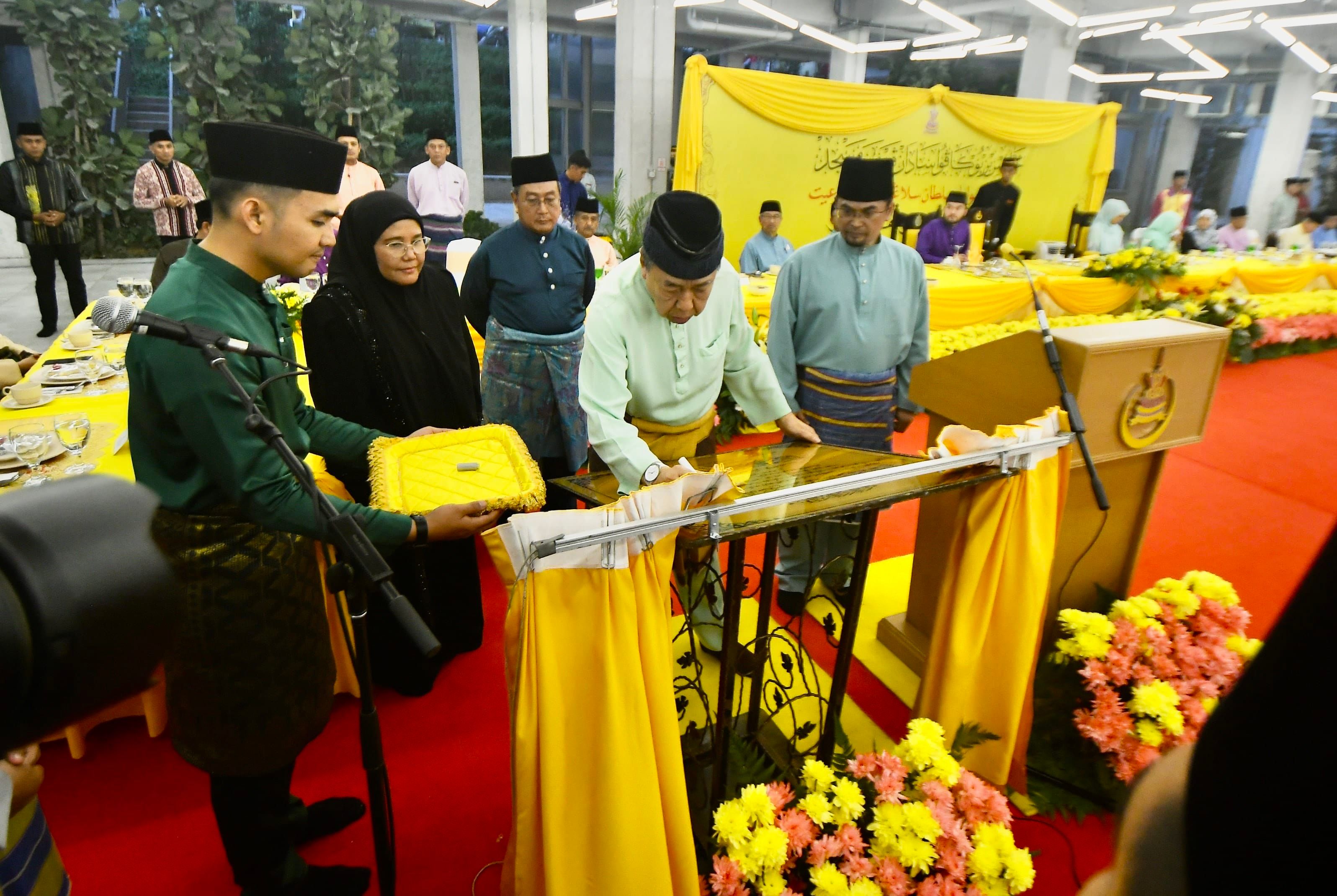 Sultan rasmi Masjid Damansara Perdana, serah sumbangan kepada 172 anak yatim