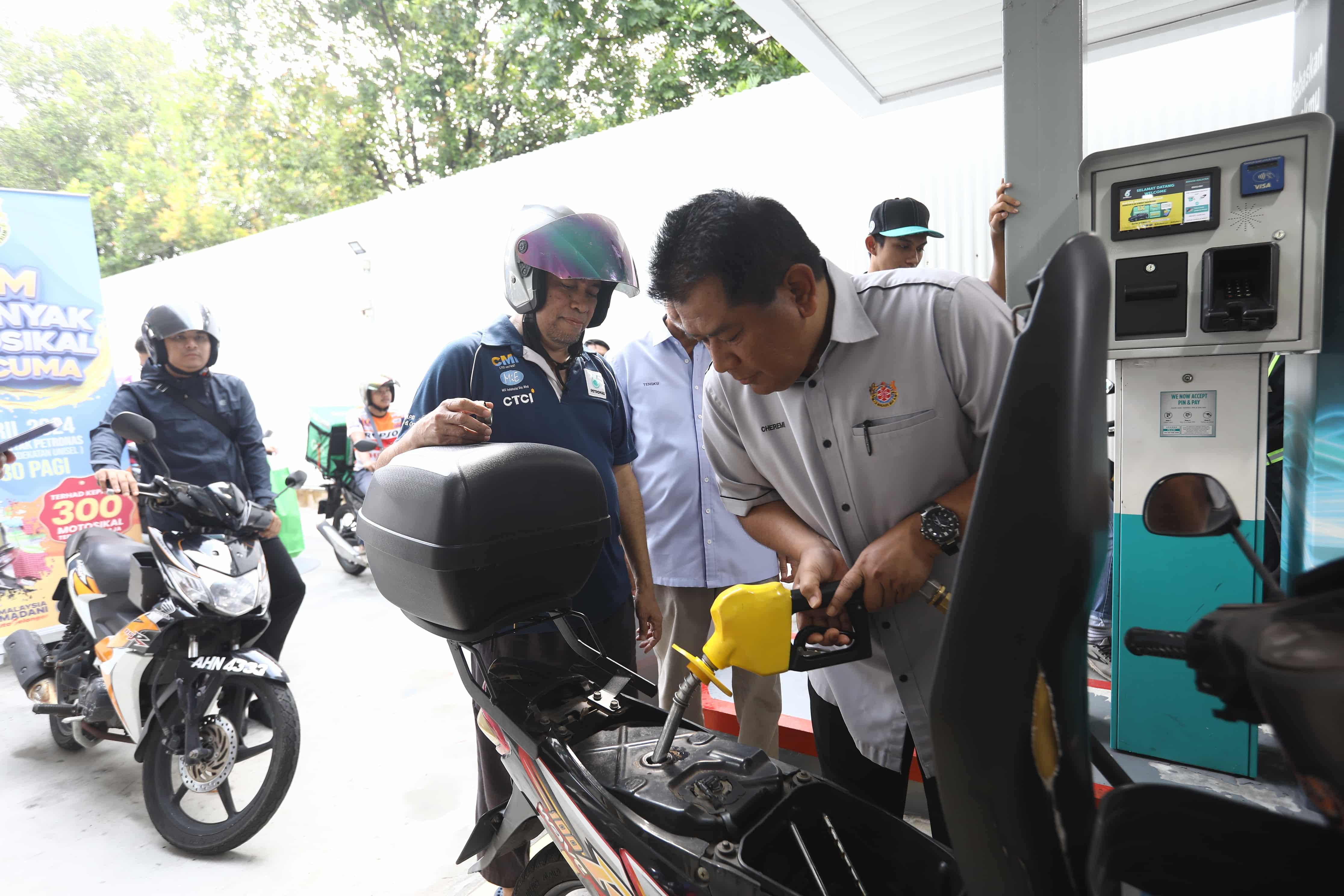 300 penunggang motosikal terima petrol percuma sumbangan MBSA