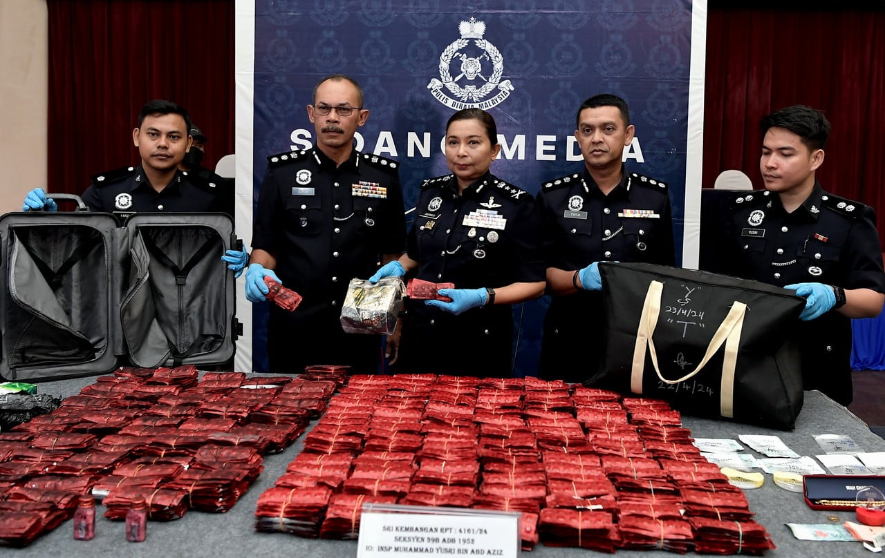 Dadah disorok dalam beg sandang, bagasi bernilai RM1.76 juta dirampas