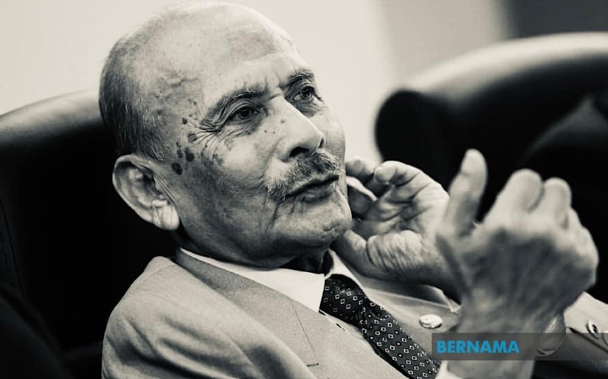 Bekas Ketua Polis Negara Tun Hanif Omar meninggal dunia