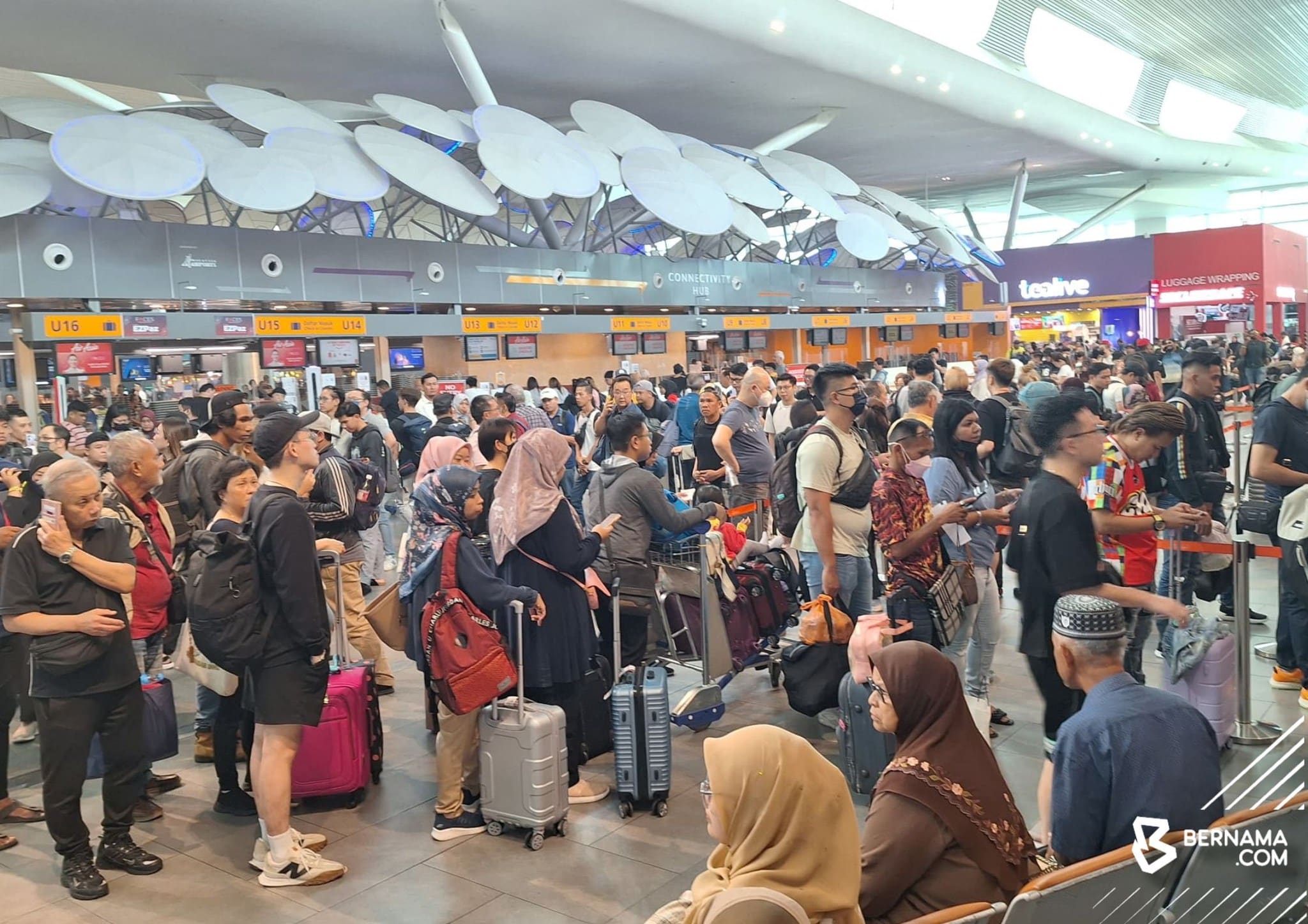 Letusan Gunung Ruang: Batik Air batal 12 penerbangan