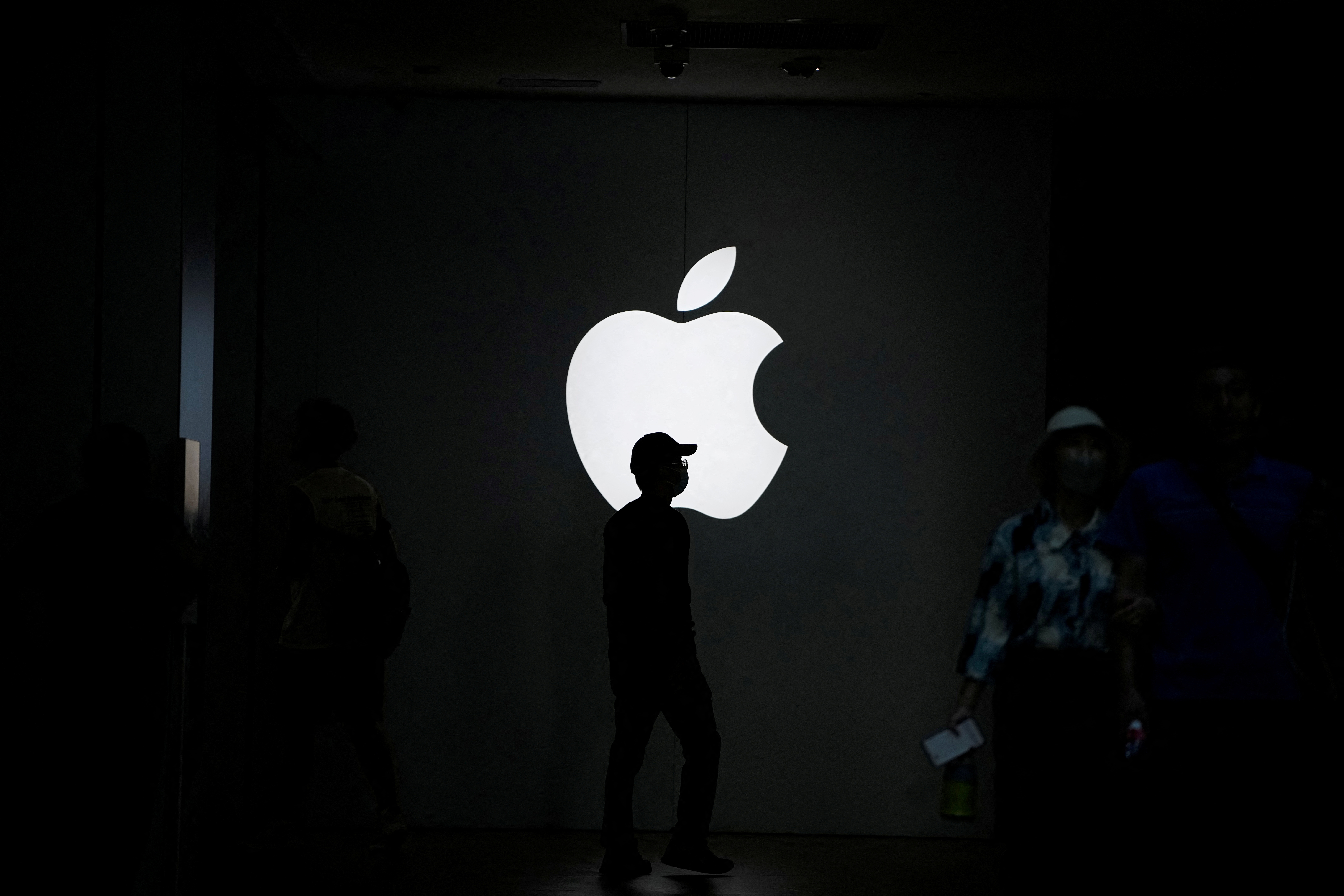 Apple wants to spend more on suppliers in Vietnam — State media