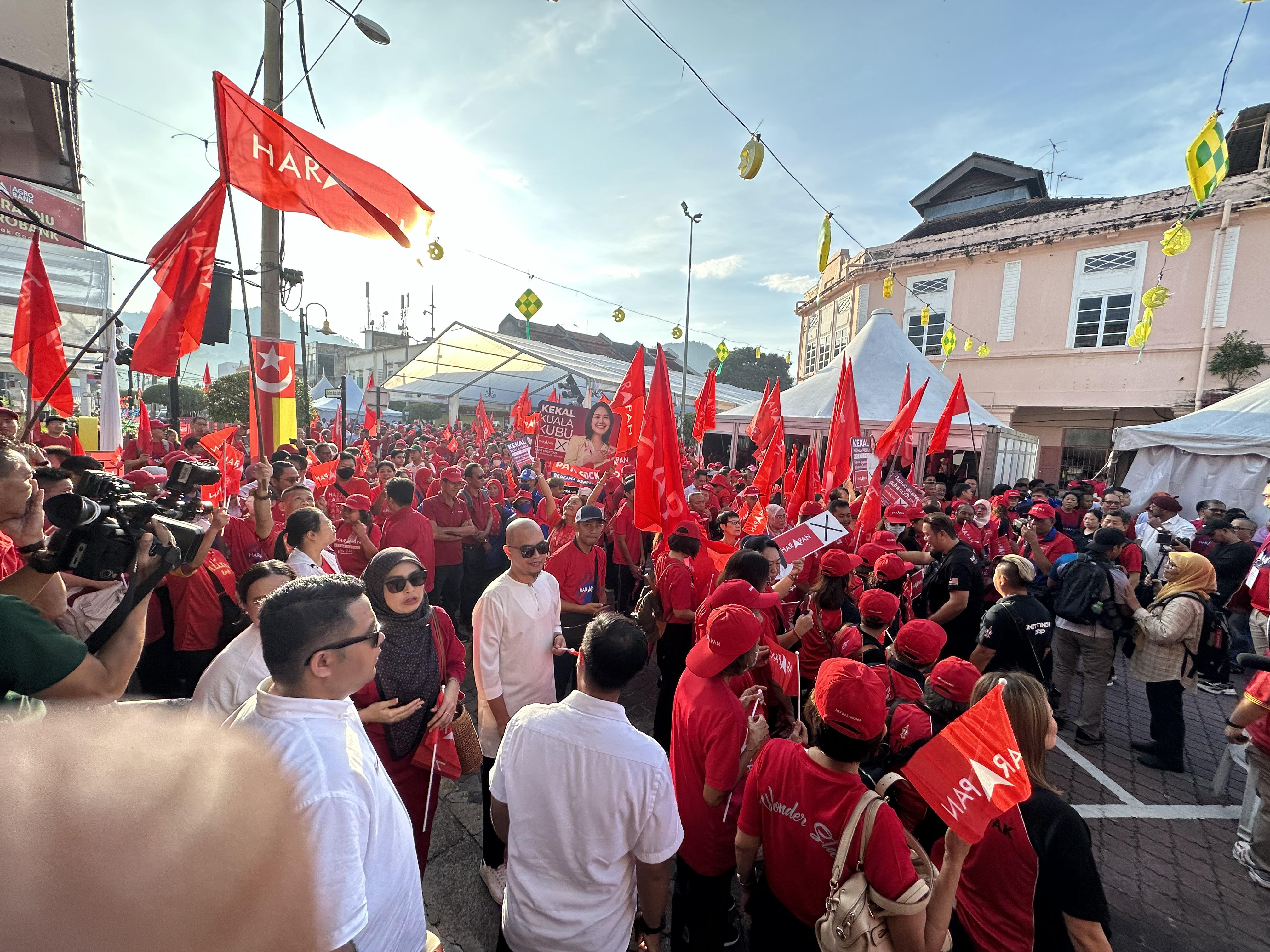 Kuala Kubu Baharu nomination centre sea of red, hundreds gather to support