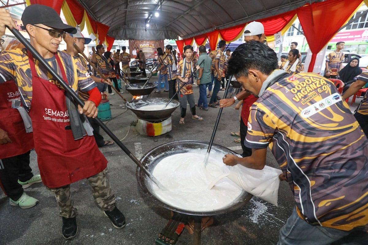 Lebih 300 individu pelbagai kaum, umur sertai program kacau dodol