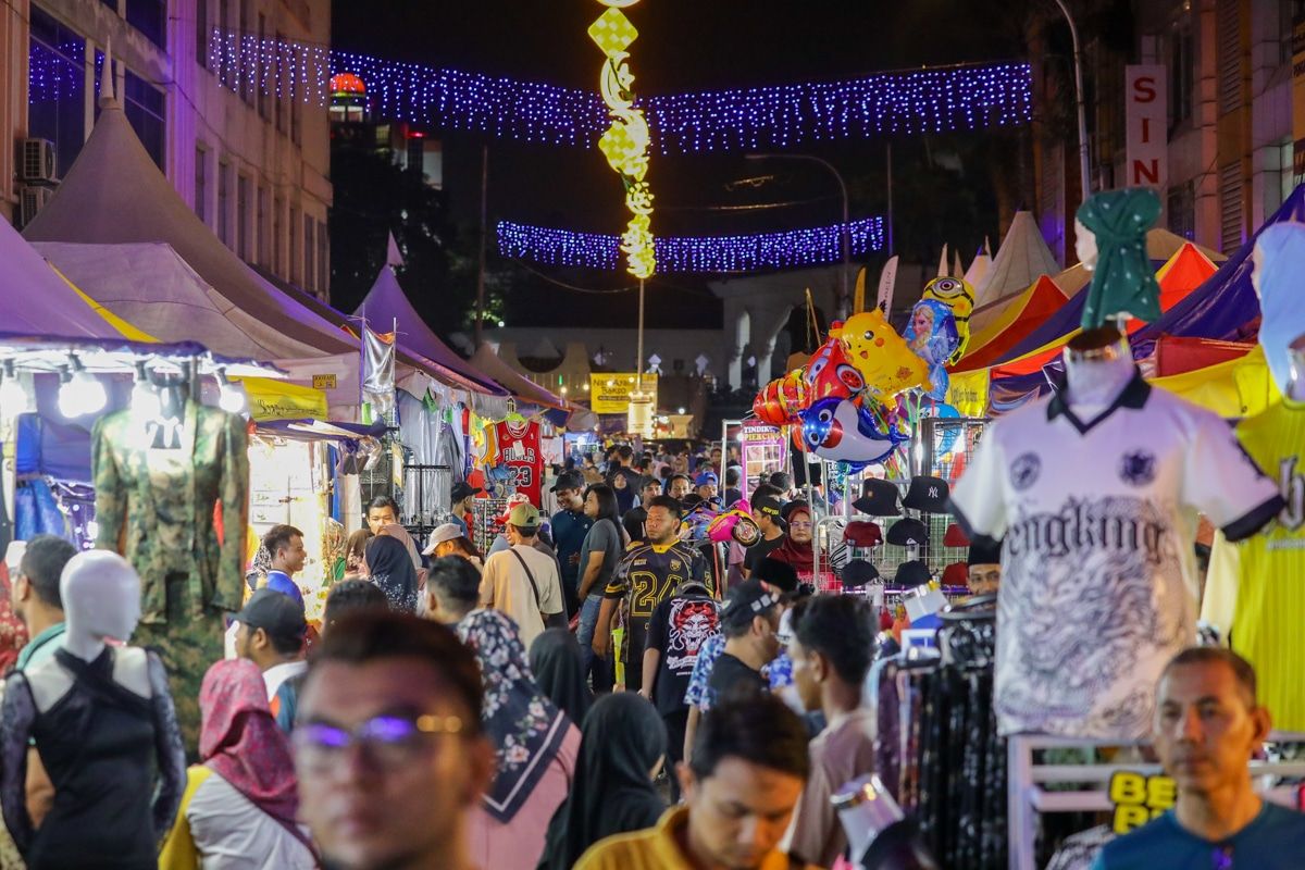Ceria Aidilfitri, bazar raya tumpuan masyarakat beli-belah (ESEI FOTO)