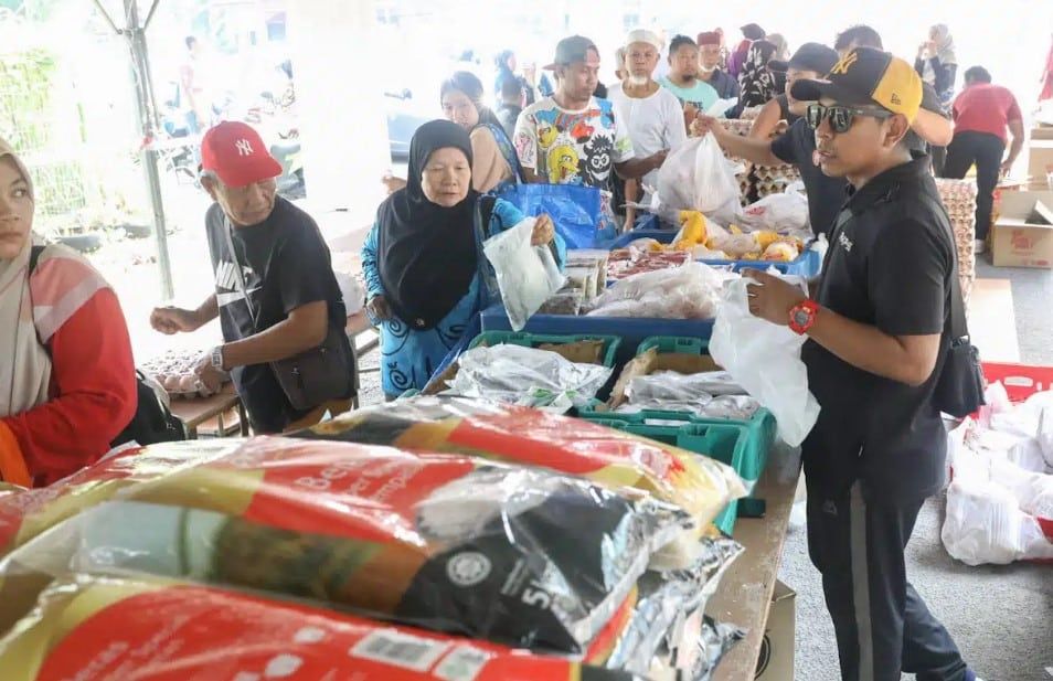 双溪杜亚区慈悯大促销人山人海  约600人清晨抵达满载而归