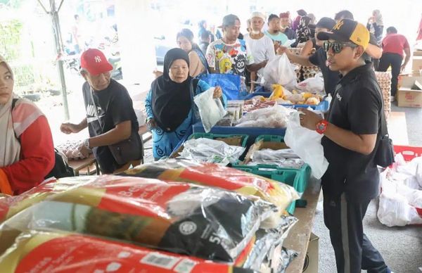 双溪杜亚区慈悯大促销人山人海 约600人清晨抵达满载而归