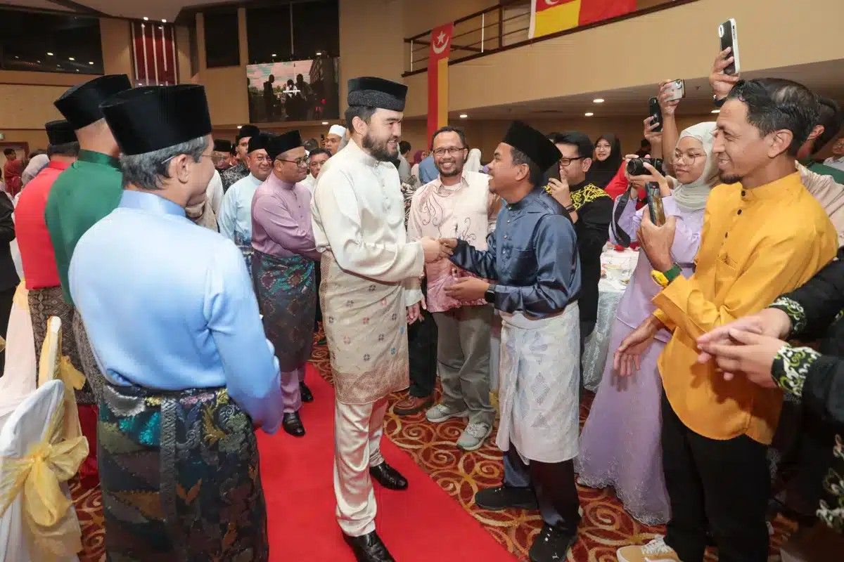 சிலாங்கூர் ராஜா மூடா தலைமையின் கீழ் உள்ள நிறுவனங்களுக்கான ஐடில்பித்ரி திறந்த இல்ல உபசரிப்பு விழாவில் ஏறக்குறைய 1,000 விருந்தினர்கள் பங்கேற்பு