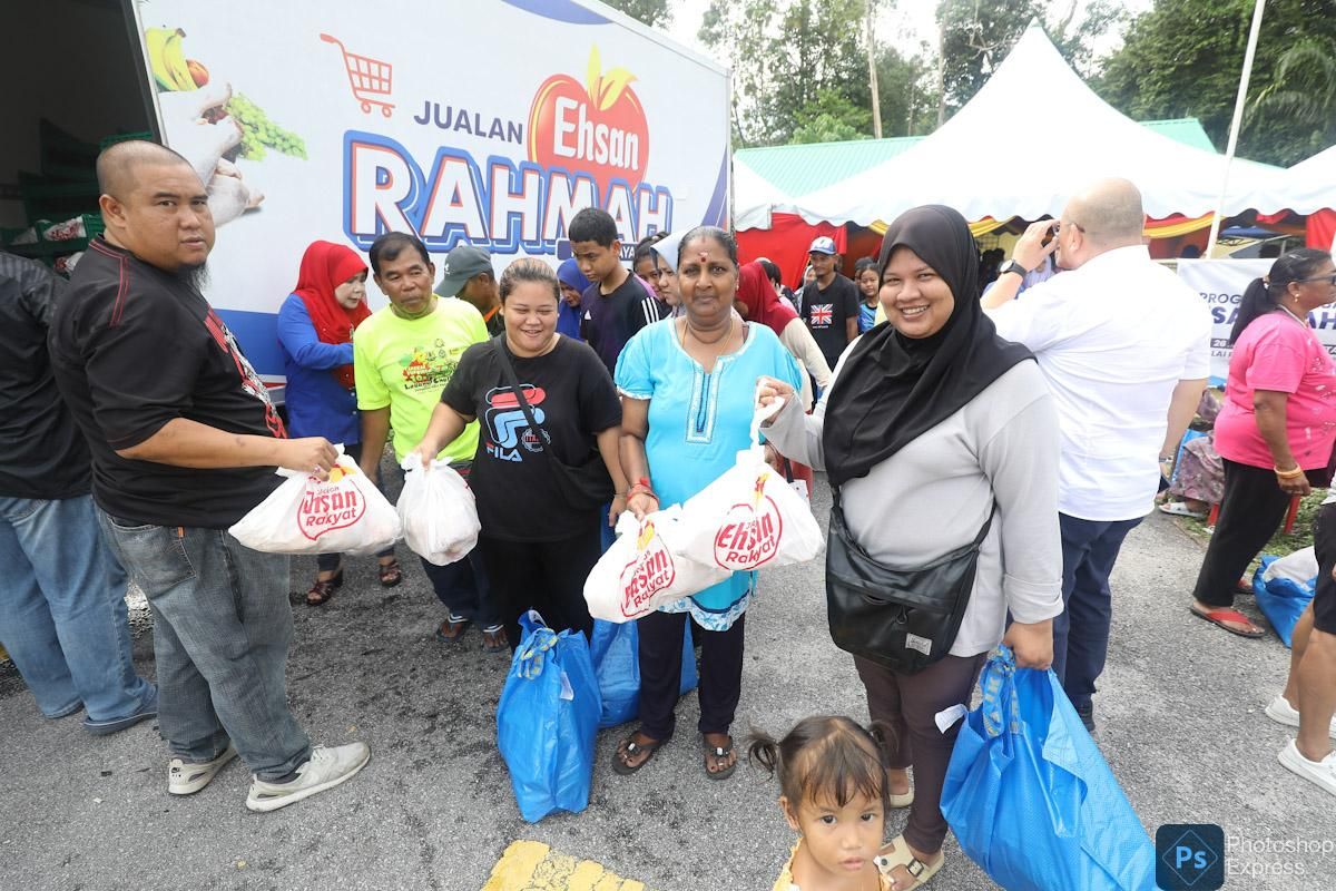 400 penduduk kurang mampu terima sumbangan barangan keperluan