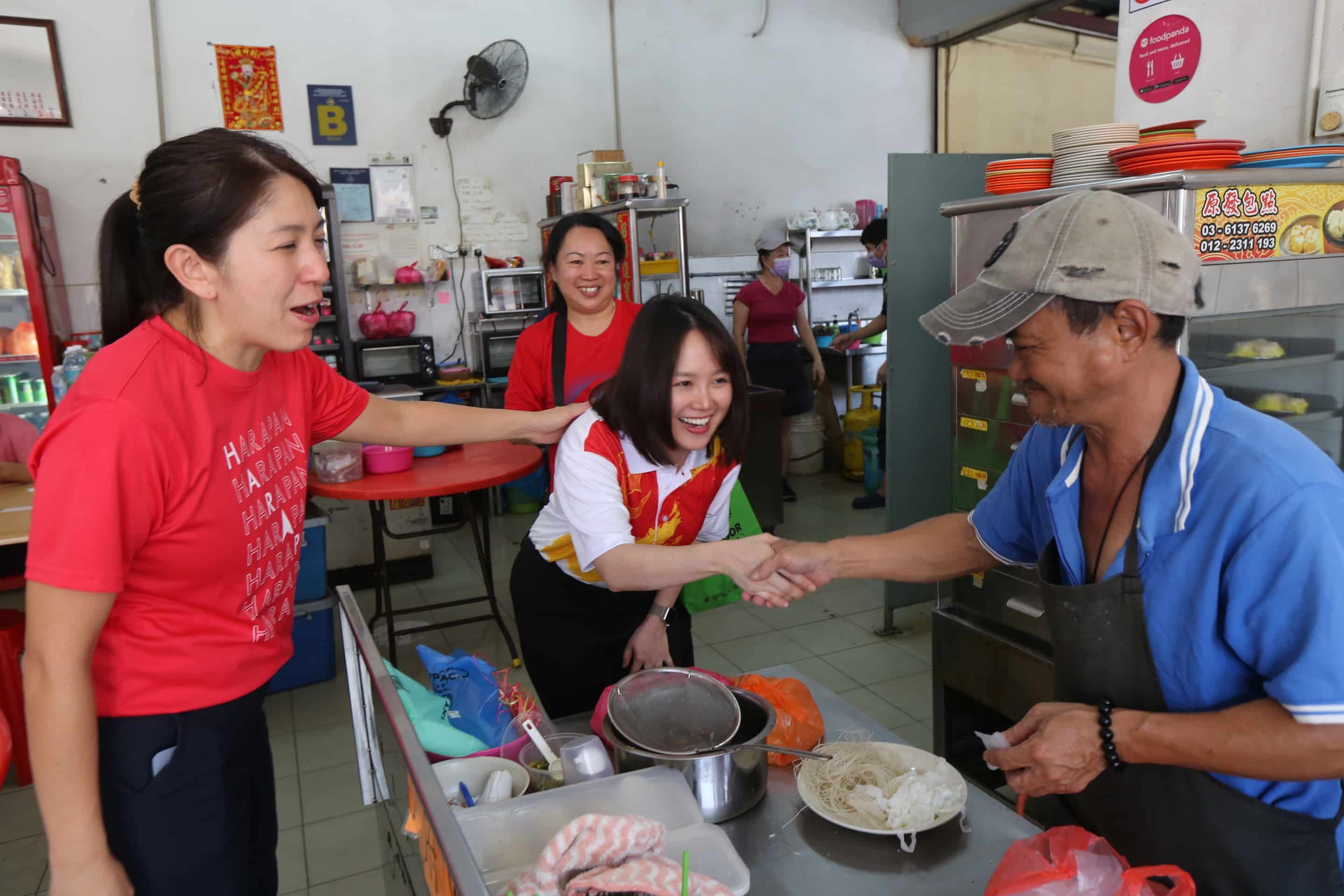 【新古毛补选】彭小桃提名后马上拜票 许多民众要求合照留念