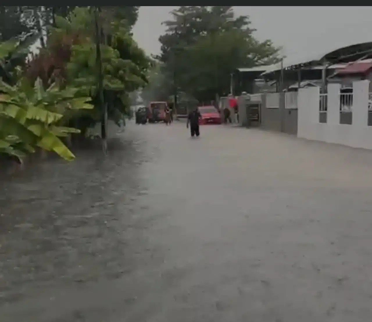 一小时滂沱大雨 甘榜马来梳邦闪电水灾