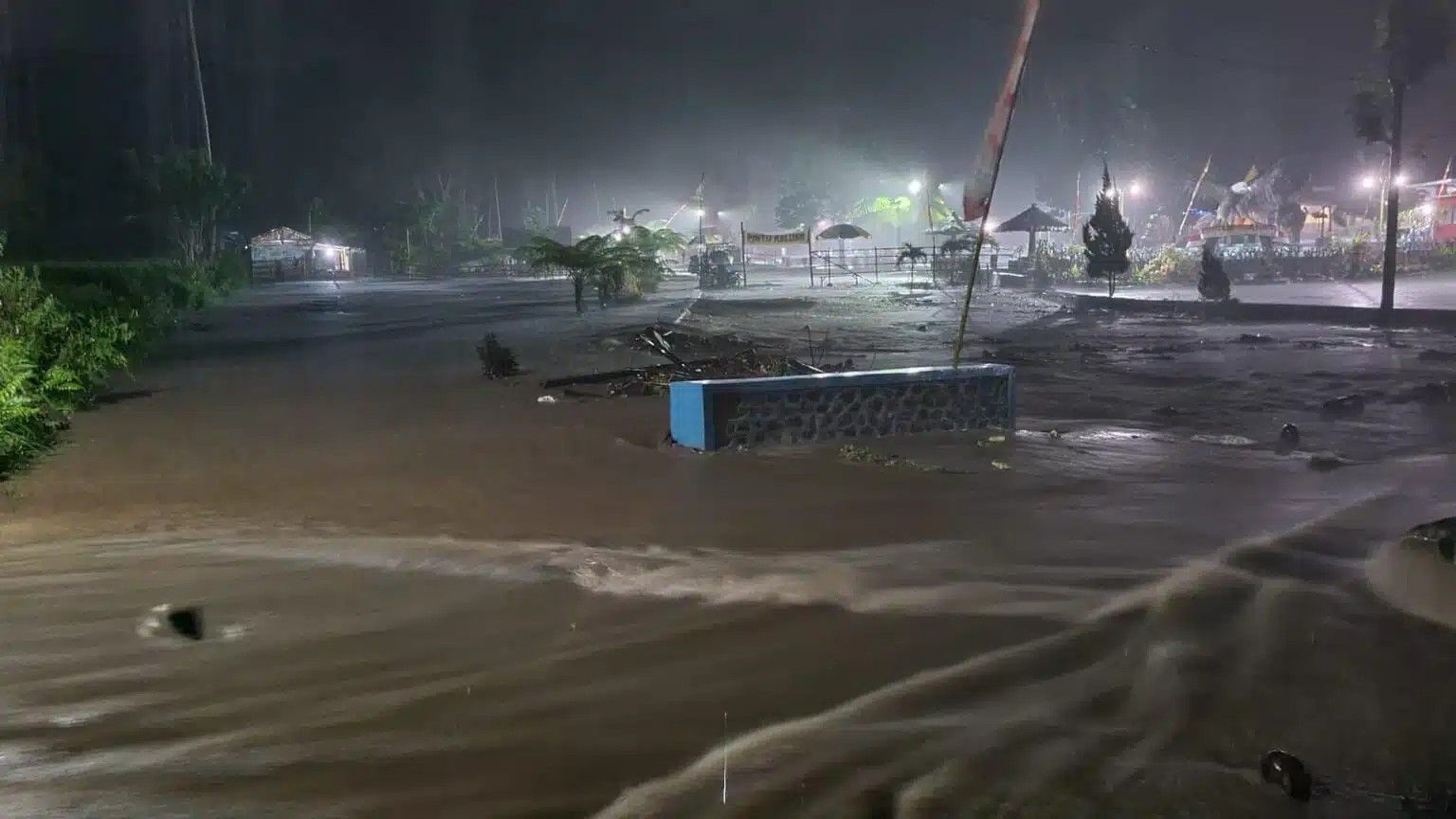 கிழக்கு ஜாவாவில் குளிர் எரிமலைக் குழம்பு பெருக்கெடுப்பு- பாதுகாப்பான இடங்களுக்கு மக்கள் படையெடுப்பு