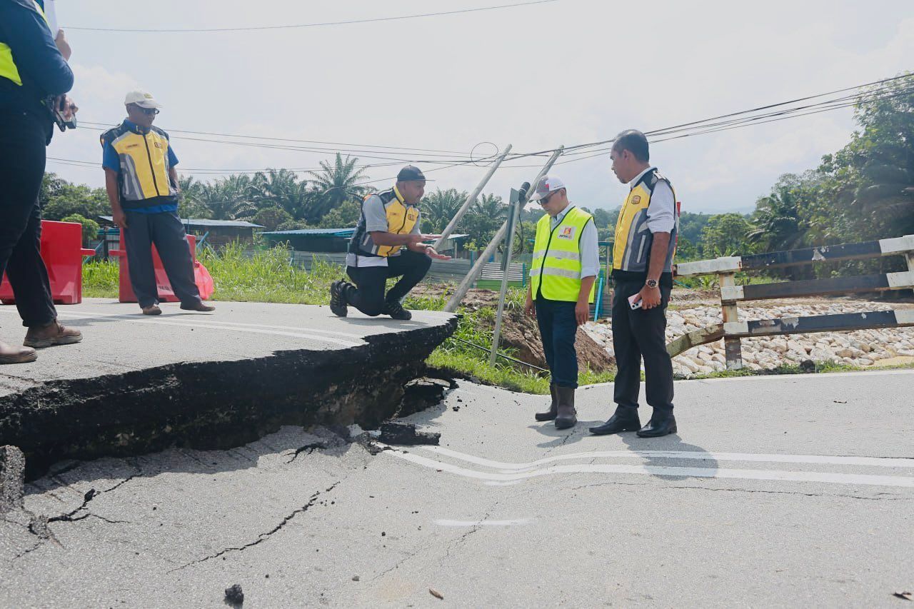 Jalan terputus akibat tanah runtuh, negeri bina jambatan sementara